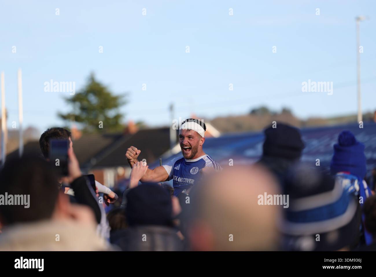 Macclesfield, Großbritannien. 10. Januar 2026 Macclesfield Captain Ben Dawson feiert den FA Cup Sieg über Crystal Palace. Vermerk: Peter Simmons / Alamy Stockfoto
