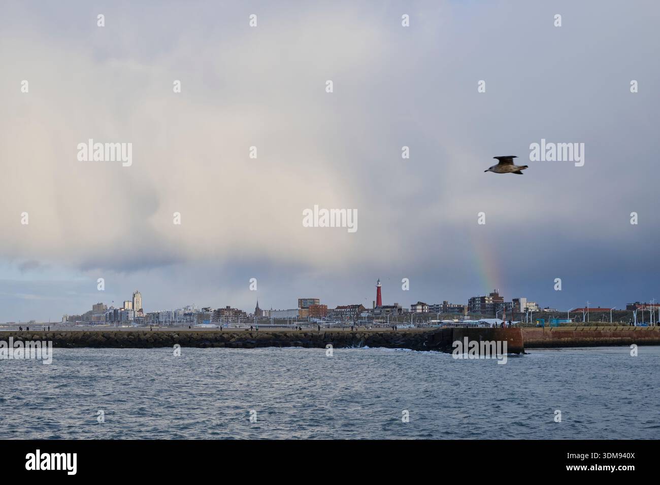 Blick vom südlichen Pier nach Scheveningen mit einem kleinen Regenbogen. Stockfoto