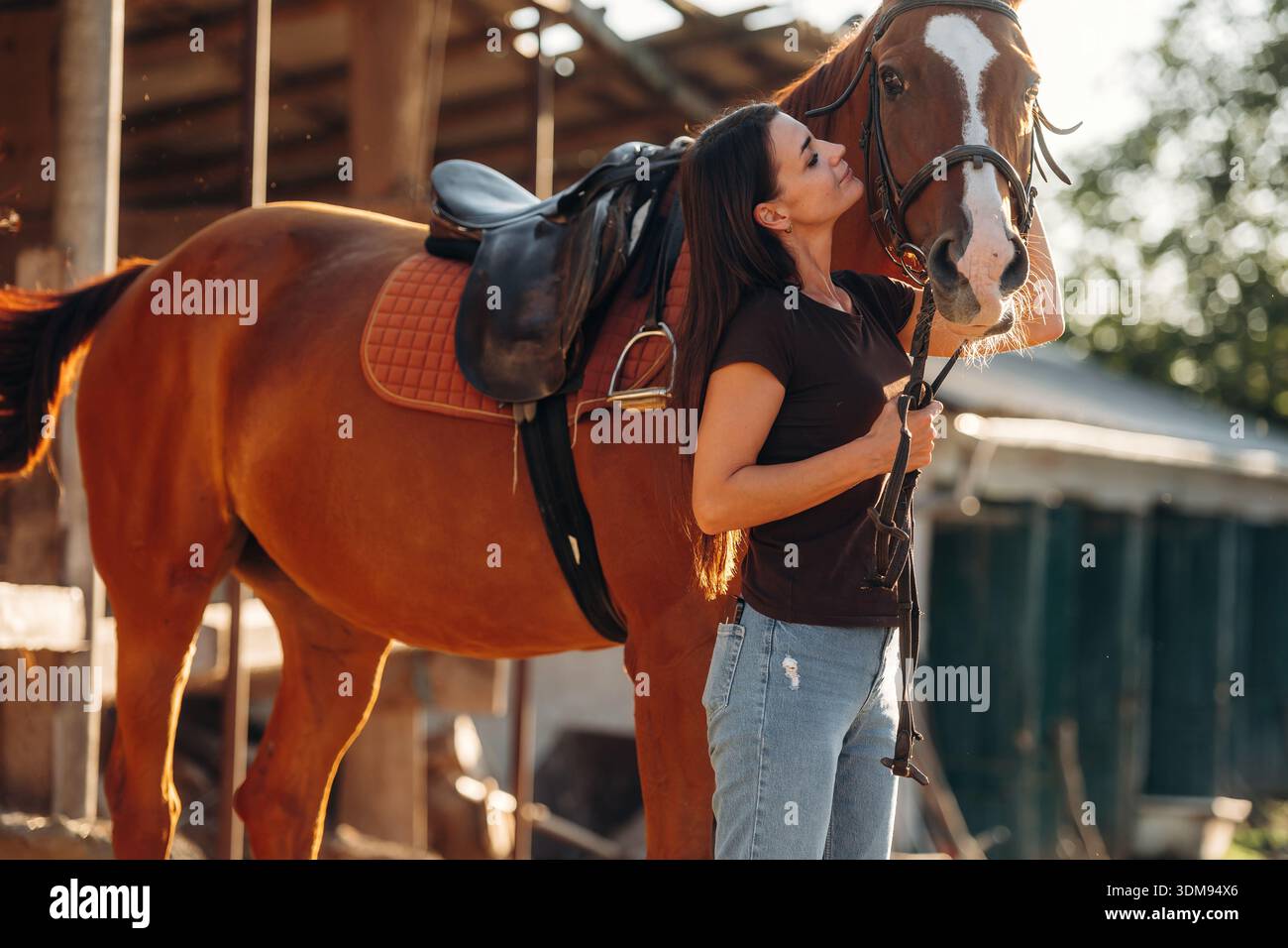 Nicht städtische Landschaft. Die Frau ist mit dem Pferd auf dem Bauernhof. Stockfoto