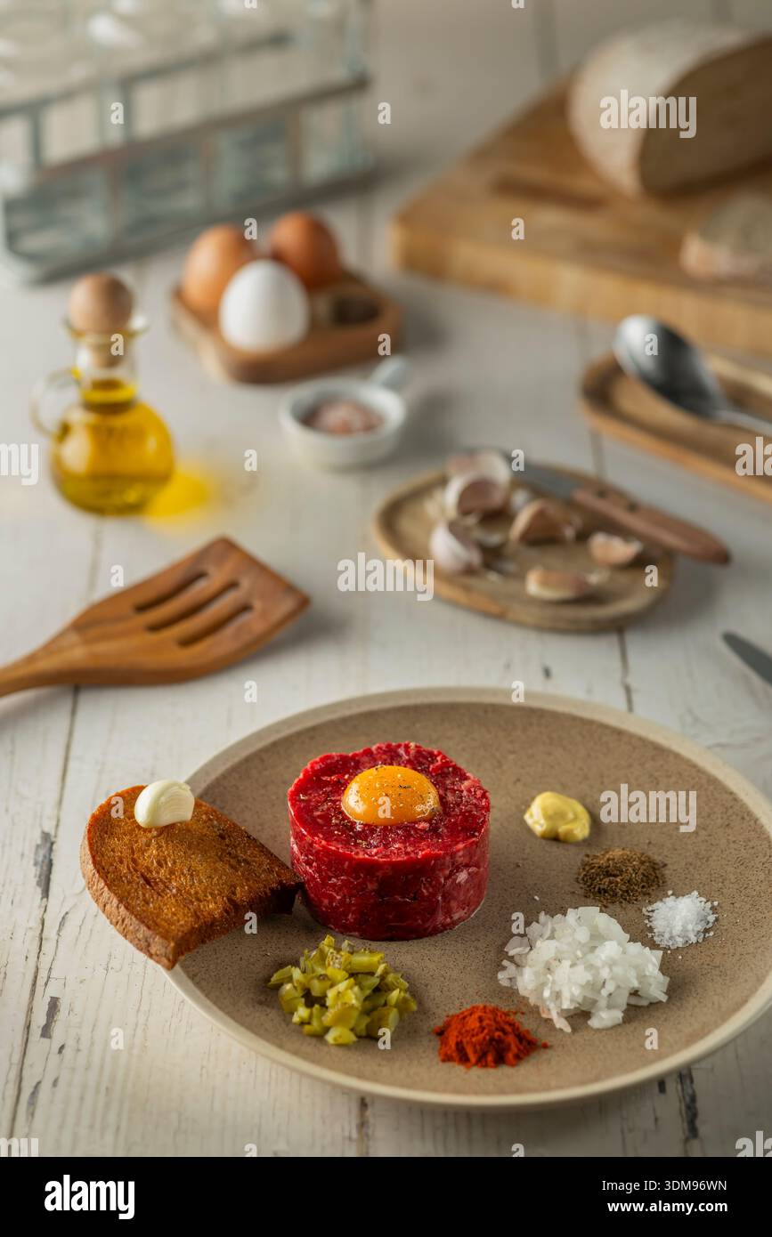 Rindertartar mit zubereiteten Zutaten auf einem Teller für ein Gourmet-Essen Stockfoto