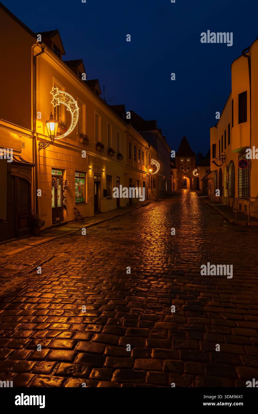 Die Altstadt ist mit warmen Lichtern und festlicher Dekoration beleuchtet Stockfoto