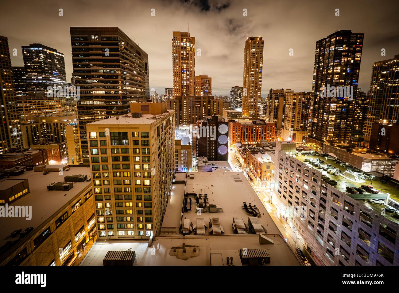 Wunderschöner Blick über die beleuchteten Wolkenkratzer in der Innenstadt von Chicago, IL, USA, in einer kalten Winternacht Stockfoto