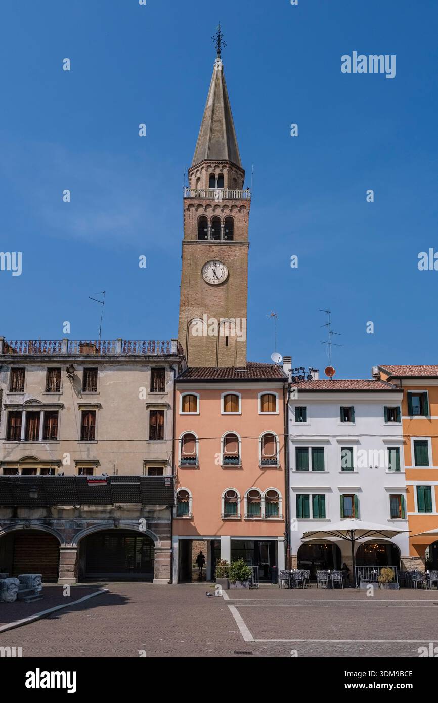 Der Platz der Republik mit der Kirche St. Andreas der Apostel und seinem schiefen Turm, der sich in der Ferne erhebt. Stockfoto