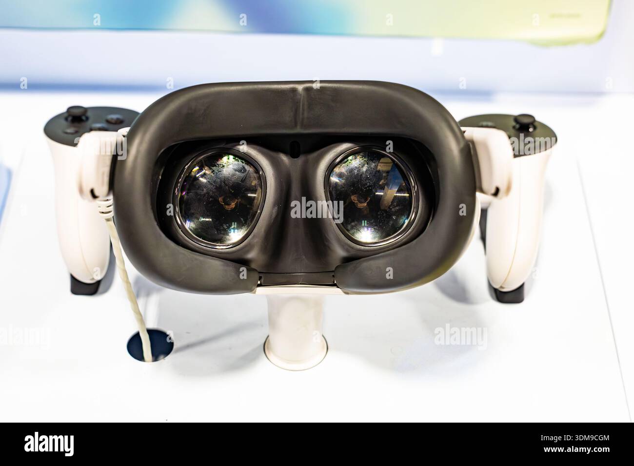 Vorderansicht des Virtual-Reality-Headsets mit Display-Controllern, die moderne VR-Technologie und ein immersives digitales Erlebnis präsentieren Stockfoto
