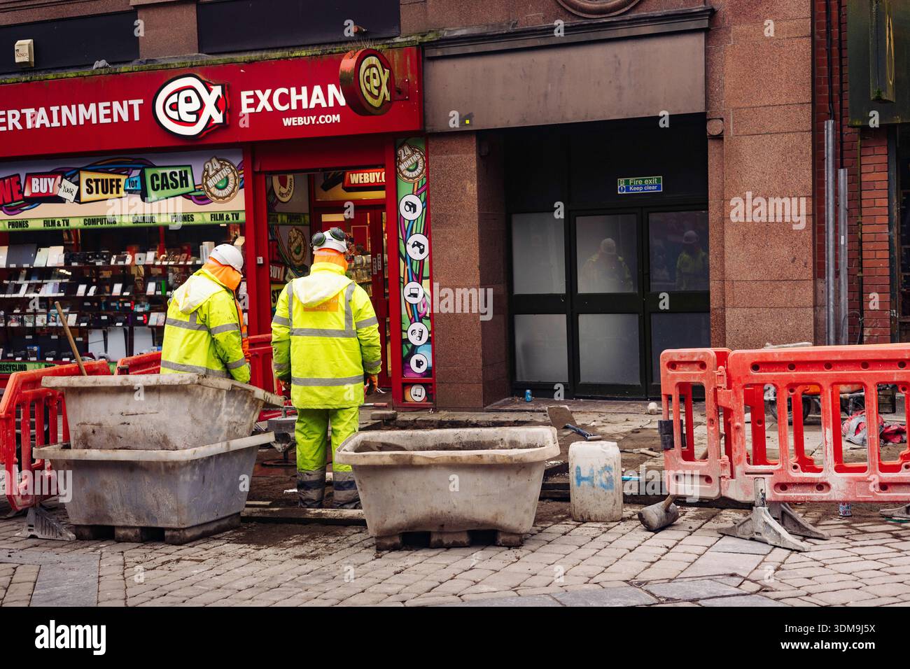 Bauarbeiter führen Straßenreparaturen im Stadtzentrum von Oldham durch Stockfoto