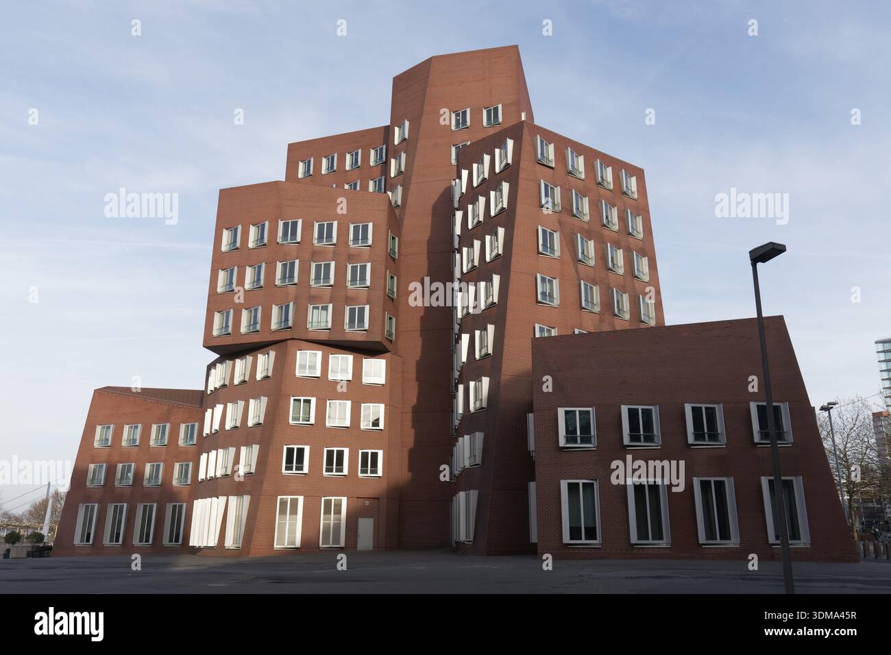 Neuer Zollhof von Architekt Frank O. Gehry, rotes Haus mit Backsteinfassade, Gehry-Gebäude im dekonstruktivistischen Stil, Düsseldorf, Nordrhein-Westpha Stockfoto