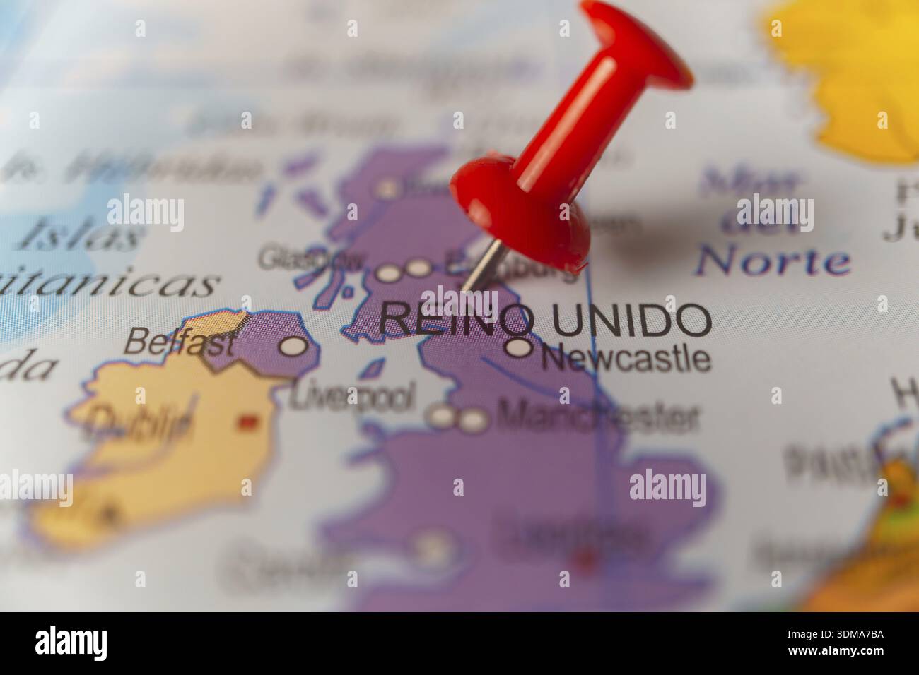 Roter Pin zur Auswahl des vereinigten Königreichs auf einer Weltkarte, die das Reiseziel, die Standortplanung oder eine geografische Studie anzeigt Stockfoto