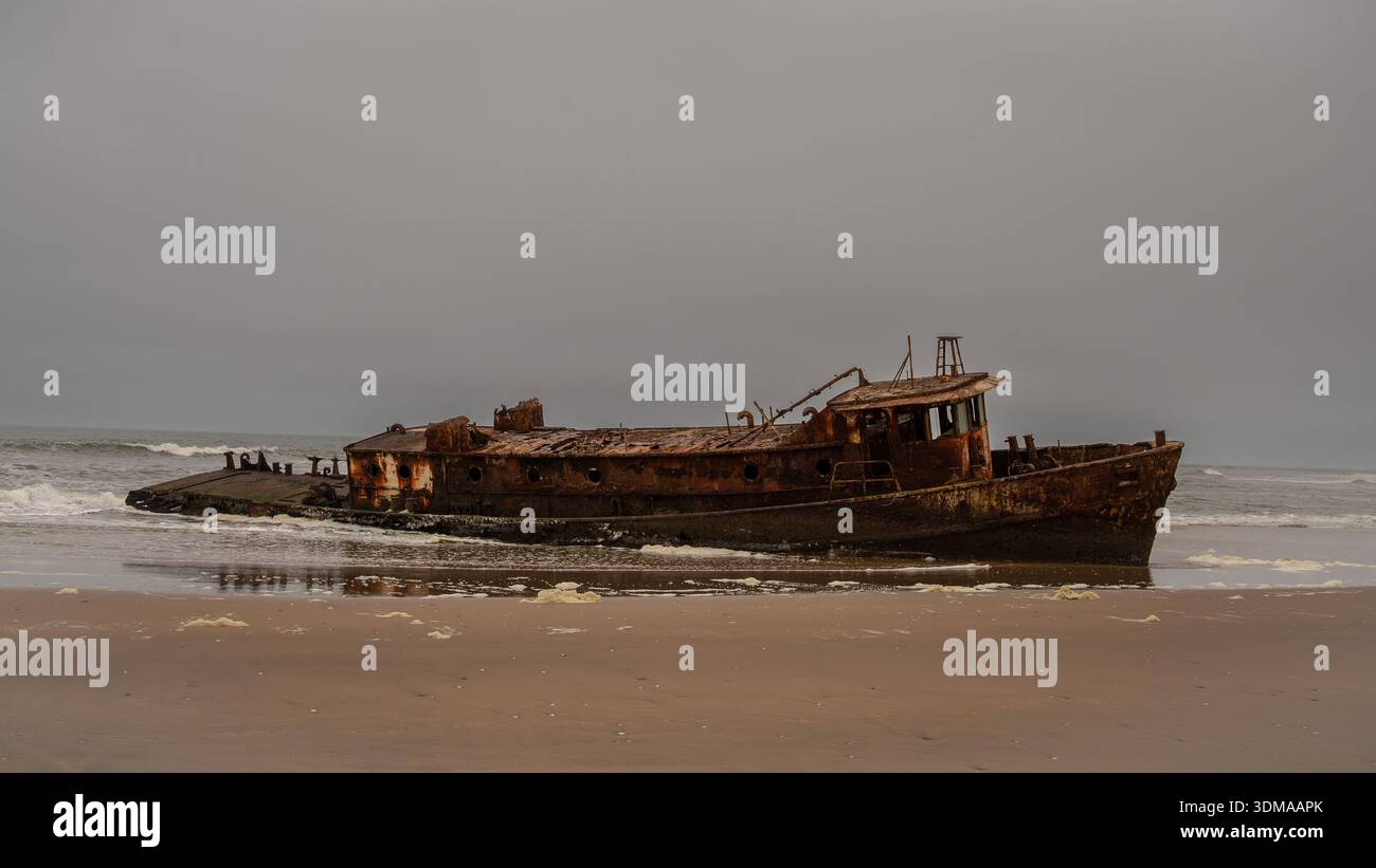 Der verrostete Schlepper Shawnee, gestrandet an der Skelettküste, Namibia, entlang einer der abgelegensten Atlantikküsten Afrikas. Stockfoto