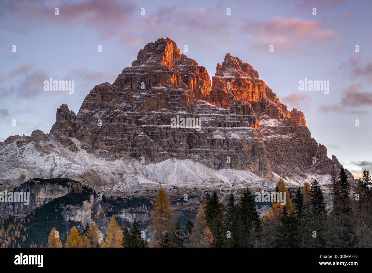 Die dramatischen Gipfel des weltberühmten Tre Cime di Lavaredo in der Nähe von Auronzo di Cadore, Region Veneto, Dolomiten, Italien Stockfoto
