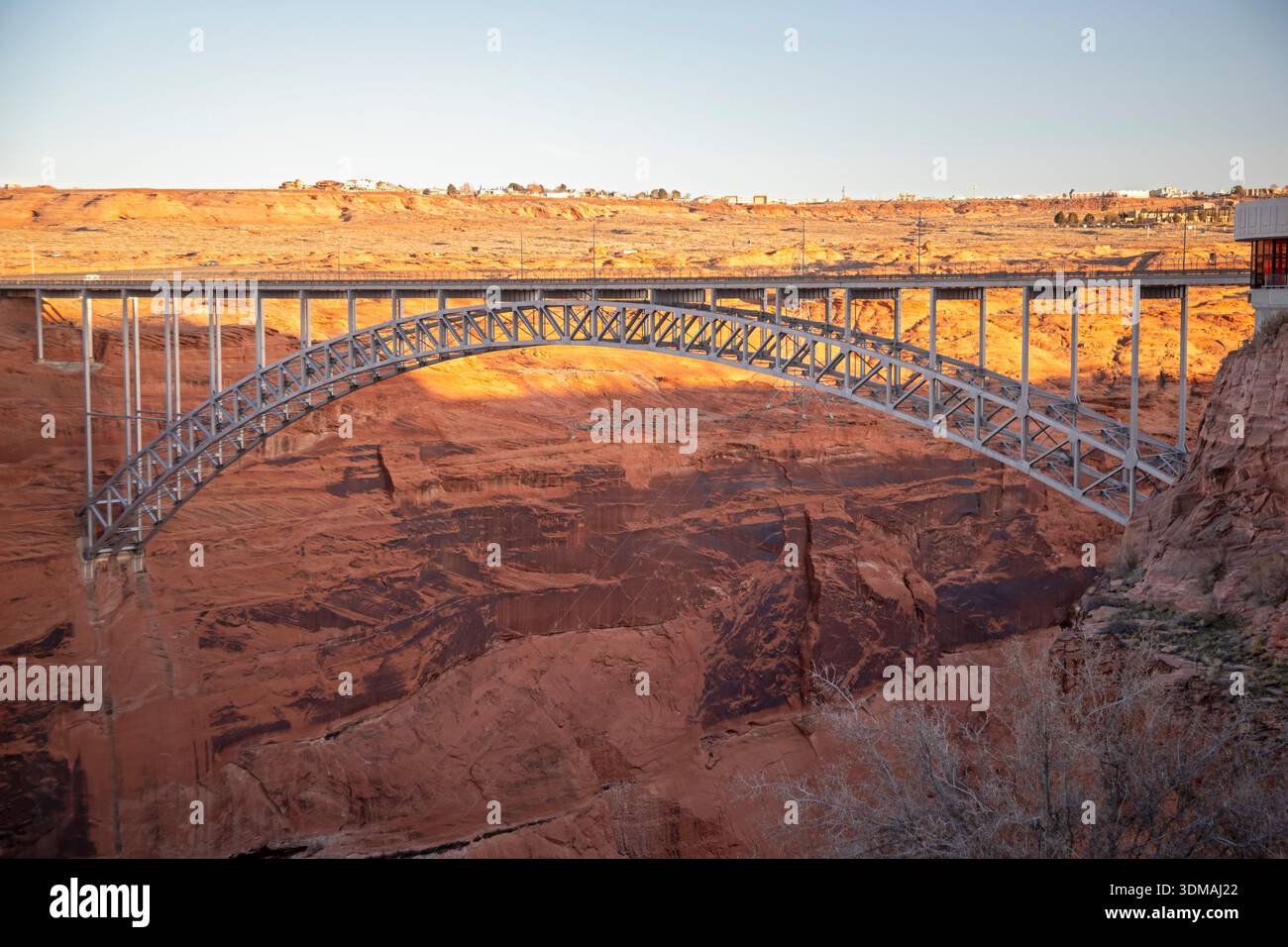 Page, Arizona - die Glen Canyon Bridge oder Glen Canyon Dam Bridge führt US 89 700 Meter über dem Colorado River, direkt unterhalb des Glen Canyon Stockfoto