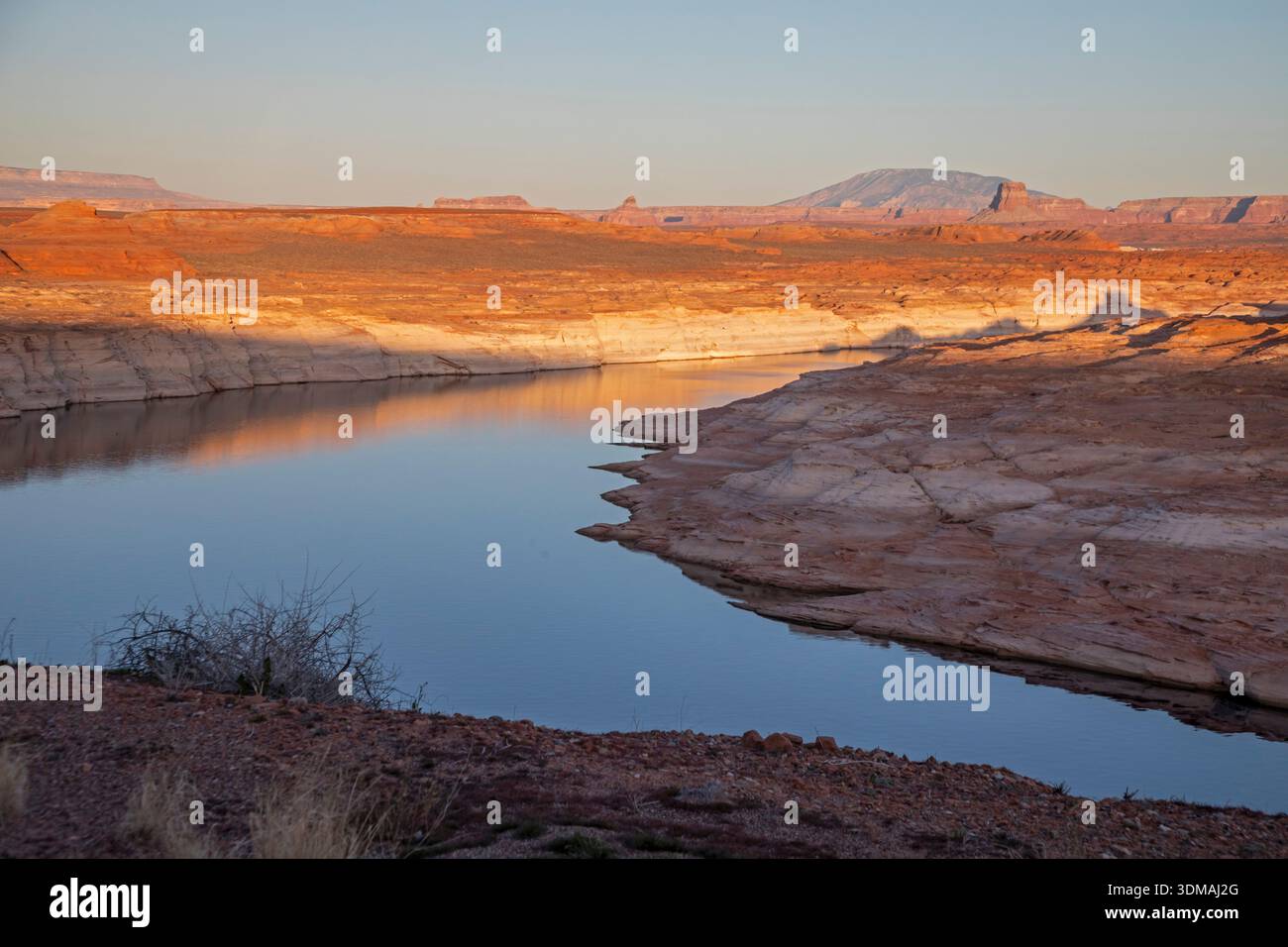 Page, Arizona - das Wasserreservoir hinter dem Glen Canyon Dam ist nur zu 27 Prozent voll. Der weiße Felsen um den See ist der „Badewannen-Ring“, der zeigt Stockfoto