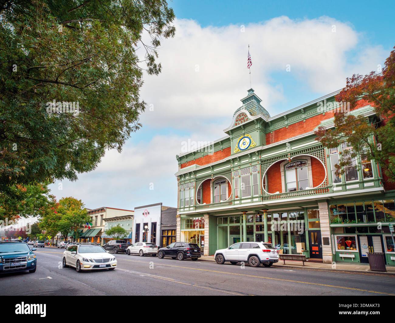 Straßenszene mit Geschäften und Cafés im Stadtzentrum von St. Helena, Napa Valley, Napa County, Kalifornien, USA. Stockfoto