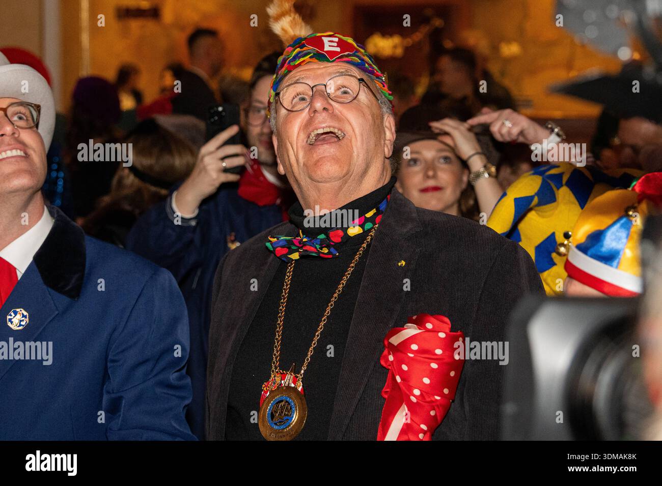 Europa Park Rust, Goldene Narrenschelle, Preisverleihung 2026, Manuel Hagel, CDU Spitzenkandidat, Politiker auf Bühne, Ordensvergabe, Narrenkostüm, VSAN, Fastnacht, Fasnet, Publikum, Laudatio, Feier, Tradition, Politik und Brauchtum, Wahlkampf Baden Württemberg, Landtagswahl, politische Auszeichnung, Regionalpolitik, Symbolfoto Karneval und Politik, aktuelle Nachrichten, öffentliche Aufmerksamkeit, Roland Mack, Rust Europa Park Baden-Württemberg Deutschland *** Europa Park Rust, Goldene Narrenschelle, Preisverleihung 2026, Manuel Hagel, CDU-Spitzenkandidat, Politiker auf der Bühne, Preisverleihung, Stockfoto