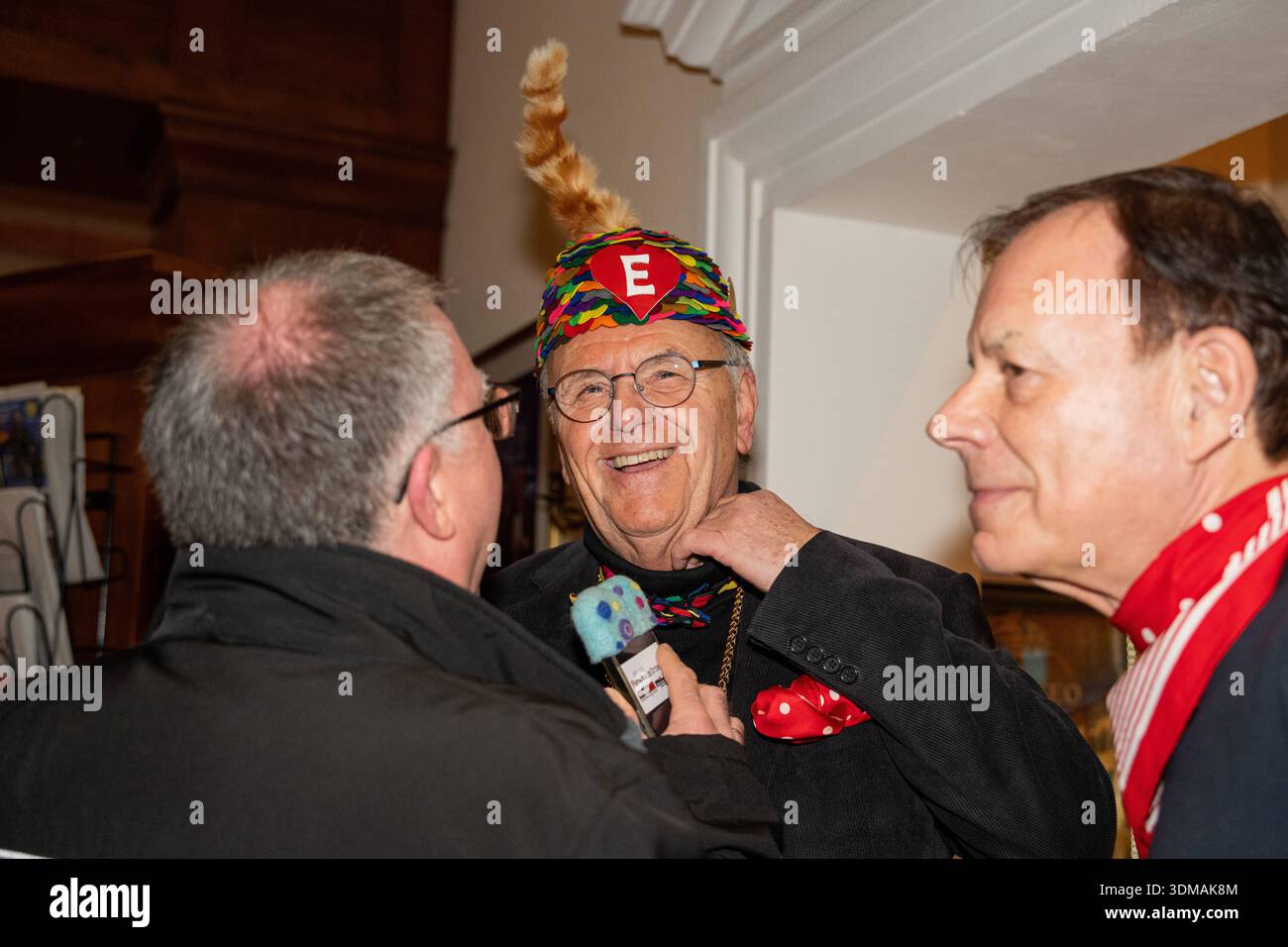 Europa Park Rust, Goldene Narrenschelle, Preisverleihung 2026, Manuel Hagel, CDU Spitzenkandidat, Politiker auf Bühne, Ordensvergabe, Narrenkostüm, VSAN, Fastnacht, Fasnet, Publikum, Laudatio, Feier, Tradition, Politik und Brauchtum, Wahlkampf Baden Württemberg, Landtagswahl, politische Auszeichnung, Regionalpolitik, Symbolfoto Karneval und Politik, aktuelle Nachrichten, öffentliche Aufmerksamkeit, Roland Mack, Rust Europa Park Baden-Württemberg Deutschland *** Europa Park Rust, Goldene Narrenschelle, Preisverleihung 2026, Manuel Hagel, CDU-Spitzenkandidat, Politiker auf der Bühne, Preisverleihung, Stockfoto