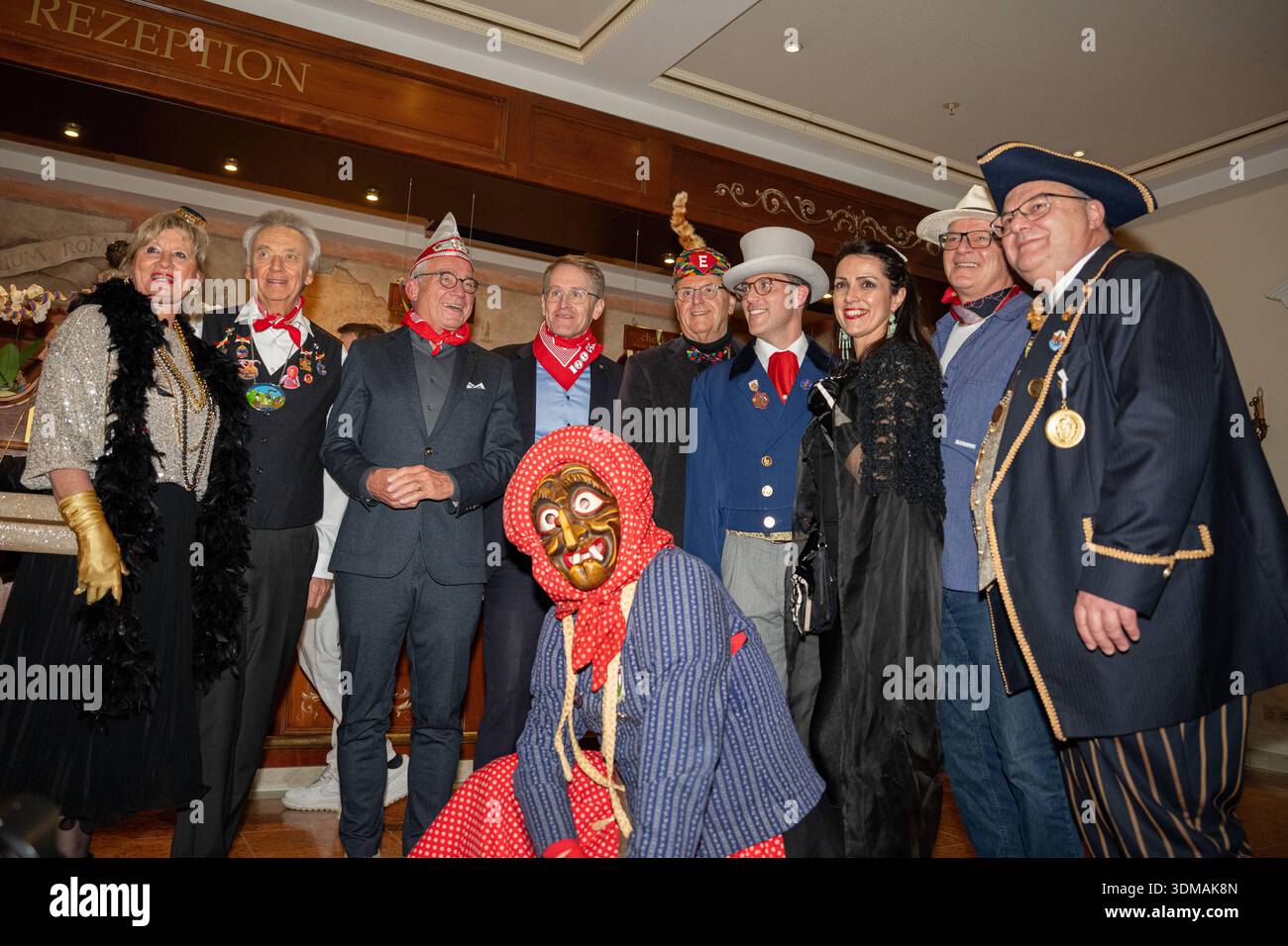 Europa Park Rust, Goldene Narrenschelle, Preisverleihung 2026, Manuel Hagel, CDU Spitzenkandidat, Politiker auf Bühne, Ordensvergabe, Narrenkostüm, VSAN, Fastnacht, Fasnet, Publikum, Laudatio, Feier, Tradition, Politik und Brauchtum, Wahlkampf Baden Württemberg, Landtagswahl, politische Auszeichnung, Regionalpolitik, Symbolfoto Karneval und Politik, aktuelle Nachrichten, öffentliche Aufmerksamkeit, Daniel Günter, , Roland Mack, Rust Europa Park Baden-Württemberg Deutschland *** Europa Park Rust, Goldene Narrenschelle, Preisverleihung 2026, Manuel Hagel, CDU-Spitzenkandidat, Politiker auf der Bühne, Stockfoto
