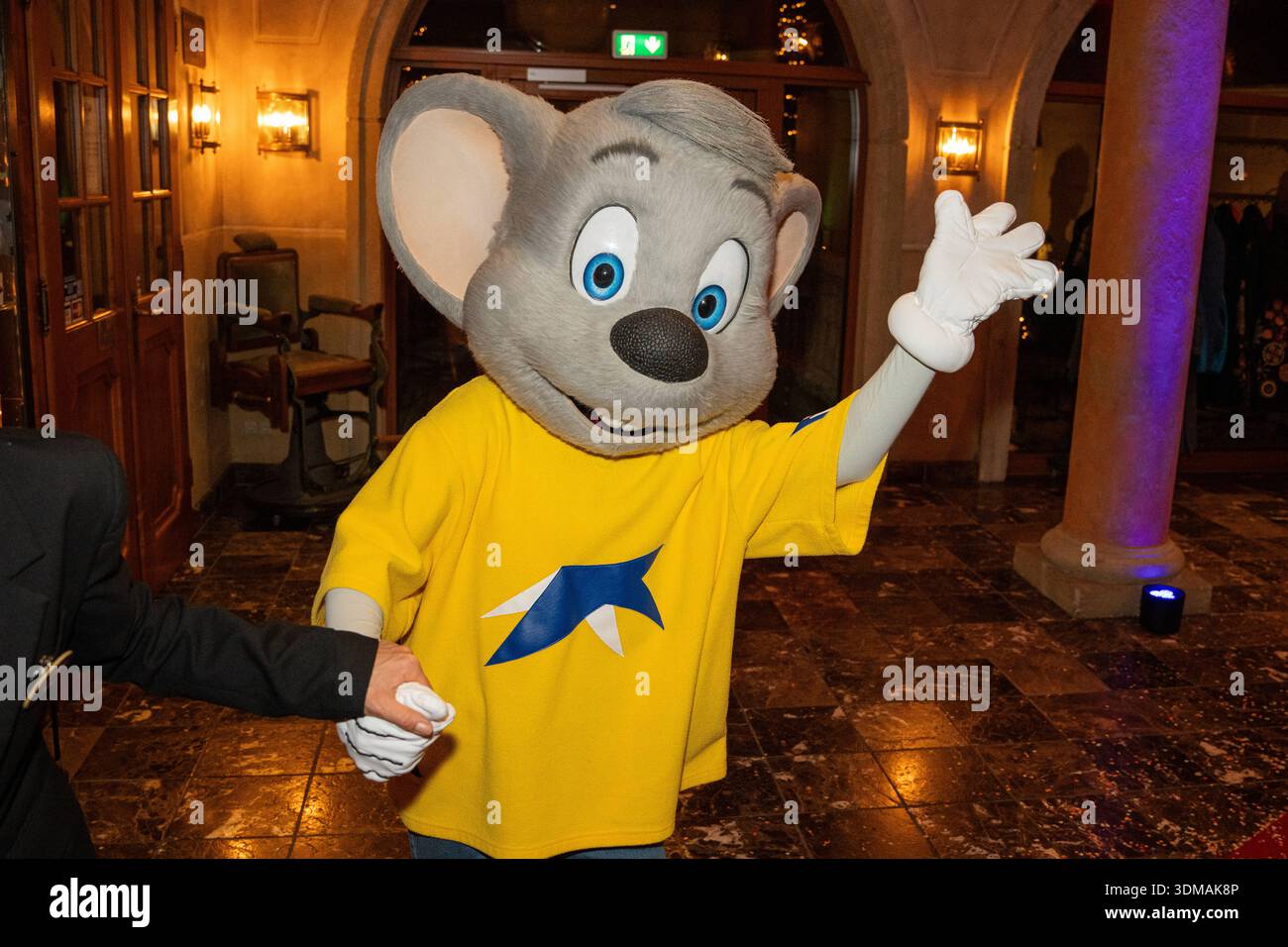 Europa Park Rust, Goldene Narrenschelle, Preisverleihung 2026, Manuel Hagel, CDU Spitzenkandidat, Politiker auf Bühne, Ordensvergabe, Narrenkostüm, VSAN, Fastnacht, Fasnet, Publikum, Laudatio, Feier, Tradition, Politik und Brauchtum, Wahlkampf Baden Württemberg, Landtagswahl, politische Auszeichnung, Regionalpolitik, Symbolfoto Karneval und Politik, aktuelle Nachrichten, öffentliche Aufmerksamkeit, Ed Euromaus, Maskottchen, Europa Park, Rust Europa Park Baden-Württemberg Deutschland *** Europa Park Rust, Goldene Narrenschelle, Preisverleihung 2026, Manuel Hagel, CDU-Spitzenkandidat, Politiker Stockfoto