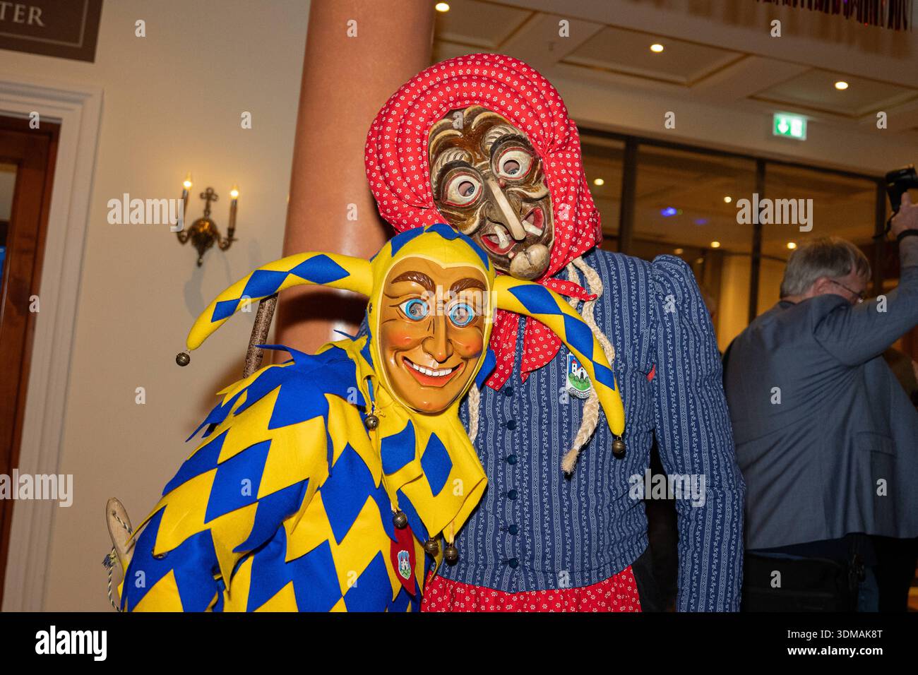 Europa Park Rust, Goldene Narrenschelle, Preisverleihung 2026, Manuel Hagel, CDU Spitzenkandidat, Politiker auf Bühne, Ordensvergabe, Narrenkostüm, VSAN, Fastnacht, Fasnet, Publikum, Laudatio, Feier, Tradition, Politik und Brauchtum, Wahlkampf Baden Württemberg, Landtagswahl, politische Auszeichnung, Regionalpolitik, Symbolfoto Karneval und Politik, aktuelle Nachrichten, öffentliche Aufmerksamkeit Rust Europa Park Baden-Württemberg Deutschland *** Europa Park Rust, Goldene Narrenschelle, Preisverleihung 2026, Manuel Hagel, CDU-Spitzenkandidat, Politiker auf der Bühne, Preisverleihung, Narrenkostüm Stockfoto