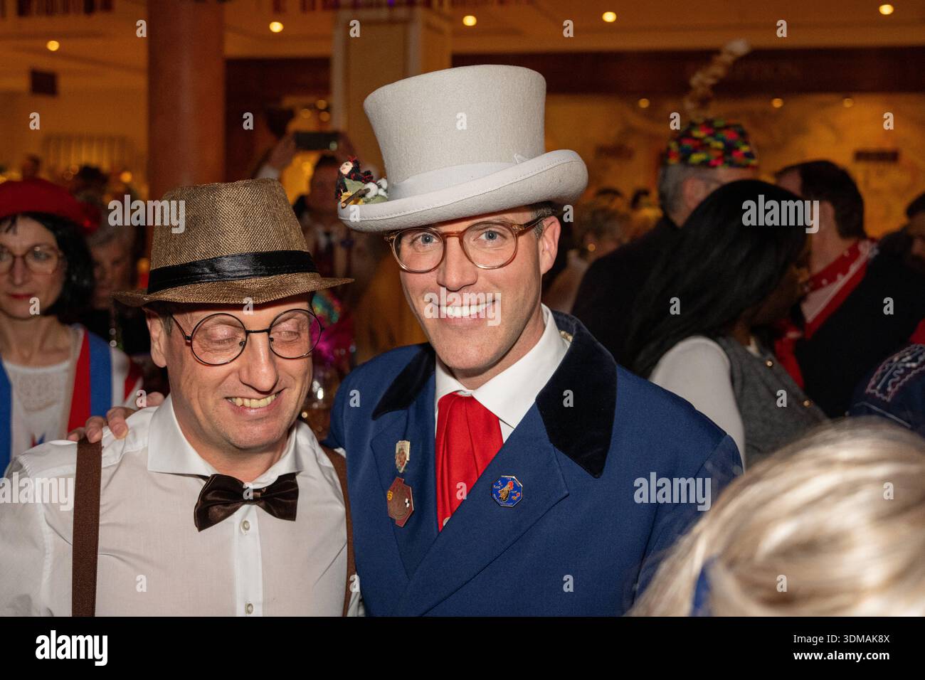 Europa Park Rust, Goldene Narrenschelle, Preisverleihung 2026, Manuel Hagel, CDU Spitzenkandidat, Politiker auf Bühne, Ordensvergabe, Narrenkostüm, VSAN, Fastnacht, Fasnet, Publikum, Laudatio, Feier, Tradition, Politik und Brauchtum, Wahlkampf Baden Württemberg, Landtagswahl, politische Auszeichnung, Regionalpolitik, Symbolfoto Karneval und Politik, aktuelle Nachrichten, öffentliche Aufmerksamkeit Rust Europa Park Baden-Württemberg Deutschland *** Europa Park Rust, Goldene Narrenschelle, Preisverleihung 2026, Manuel Hagel, CDU-Spitzenkandidat, Politiker auf der Bühne, Preisverleihung, Narrenkostüm Stockfoto