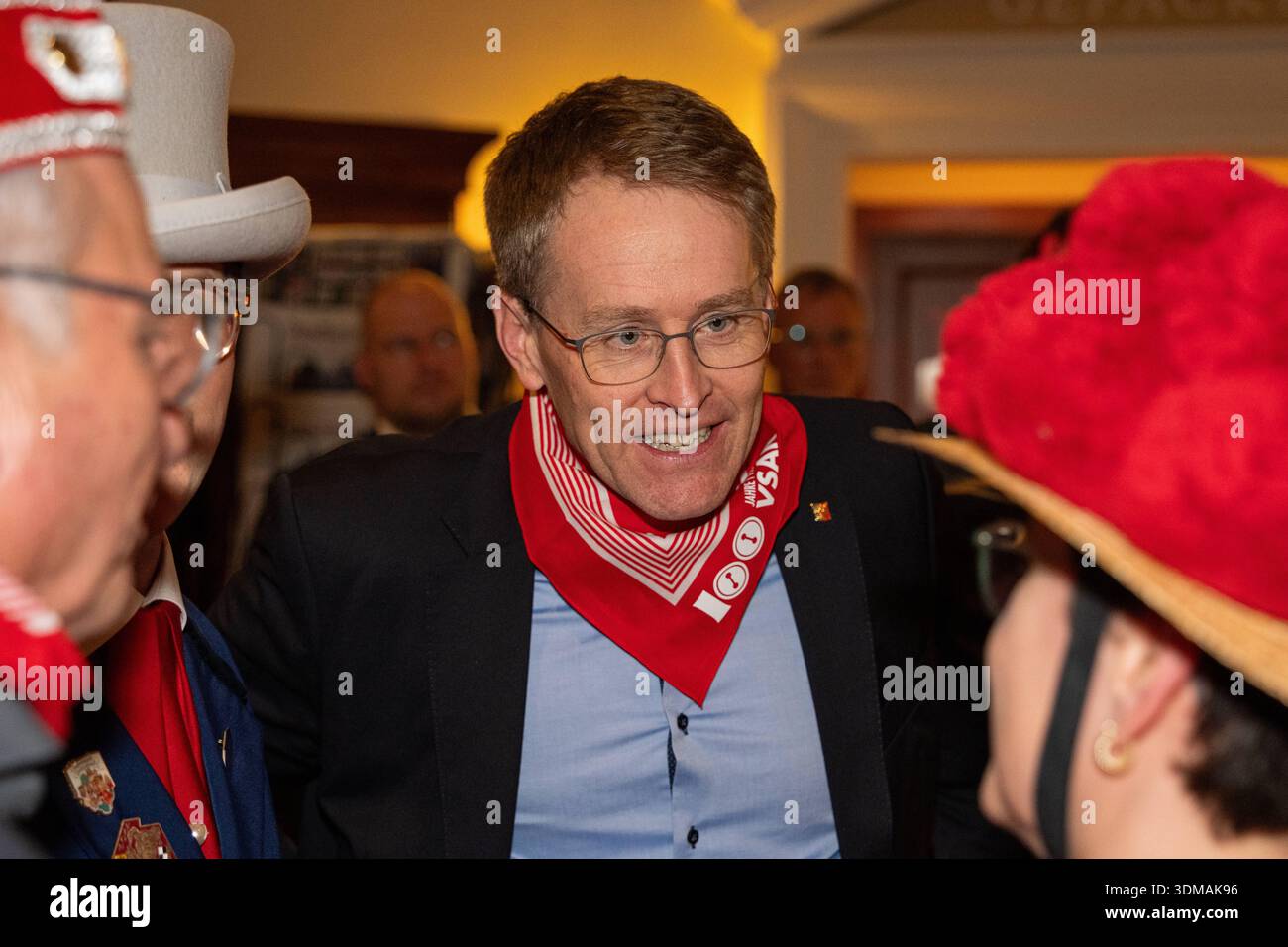 Europa Park Rust, Goldene Narrenschelle, Preisverleihung 2026, Manuel Hagel, CDU Spitzenkandidat, Politiker auf Bühne, Ordensvergabe, Narrenkostüm, VSAN, Fastnacht, Fasnet, Publikum, Laudatio, Feier, Tradition, Politik und Brauchtum, Wahlkampf Baden Württemberg, Landtagswahl, politische Auszeichnung, Regionalpolitik, Symbolfoto Karneval und Politik, aktuelle Nachrichten, öffentliche Aufmerksamkeit, Daniel Günter, Rust Europa Park Baden-Württemberg Deutschland *** Europa Park Rust, Goldene Narrenschelle, Preisverleihung 2026, Manuel Hagel, CDU-Spitzenkandidat, Politiker auf der Bühne, Preisverleihung Stockfoto