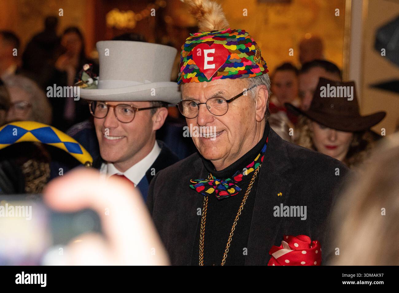 Europa Park Rust, Goldene Narrenschelle, Preisverleihung 2026, Manuel Hagel, CDU Spitzenkandidat, Politiker auf Bühne, Ordensvergabe, Narrenkostüm, VSAN, Fastnacht, Fasnet, Publikum, Laudatio, Feier, Tradition, Politik und Brauchtum, Wahlkampf Baden Württemberg, Landtagswahl, politische Auszeichnung, Regionalpolitik, Symbolfoto Karneval und Politik, aktuelle Nachrichten, öffentliche Aufmerksamkeit, Roland Mack, Rust Europa Park Baden-Württemberg Deutschland *** Europa Park Rust, Goldene Narrenschelle, Preisverleihung 2026, Manuel Hagel, CDU-Spitzenkandidat, Politiker auf der Bühne, Preisverleihung, Stockfoto