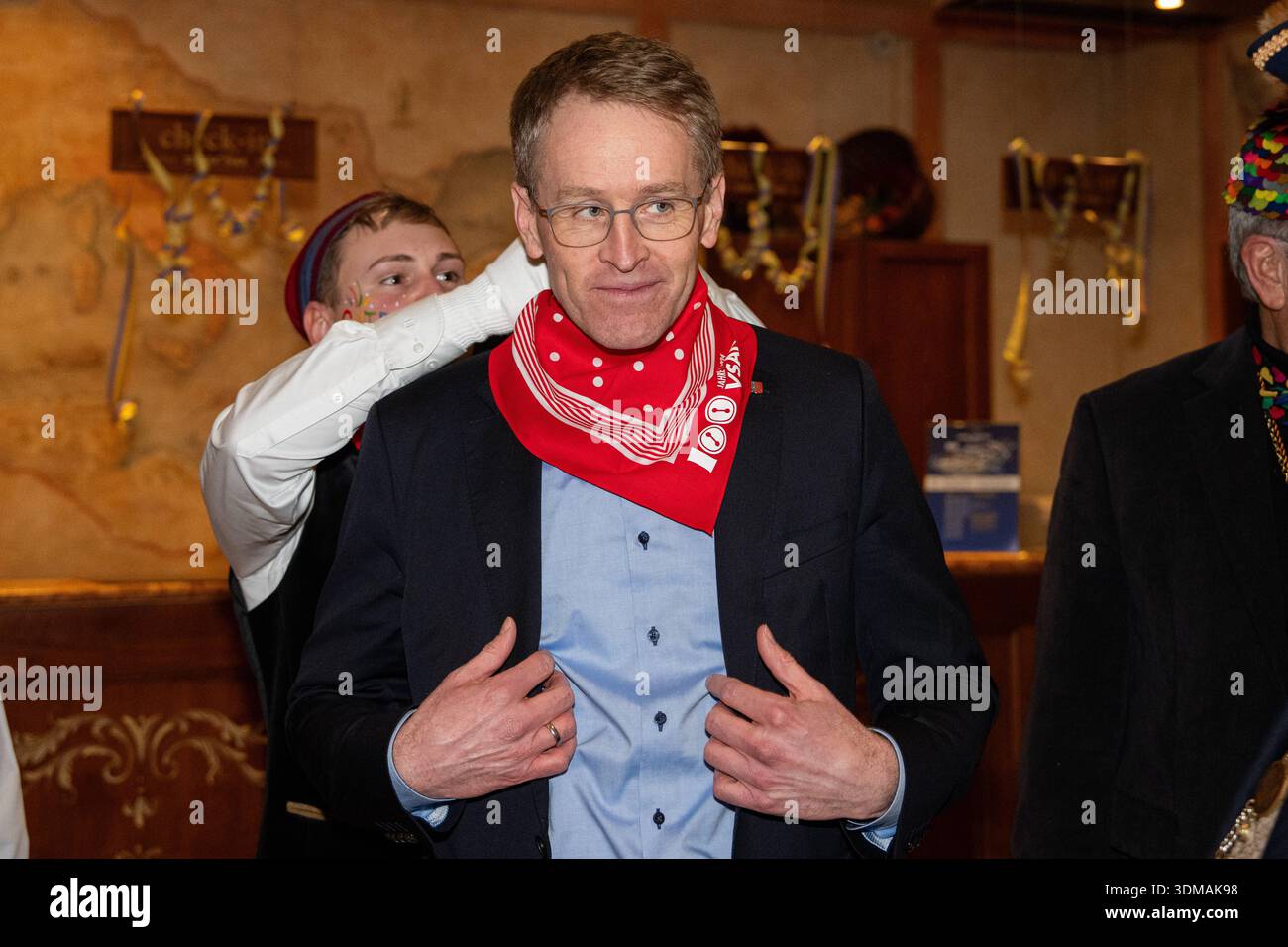 Europa Park Rust, Goldene Narrenschelle, Preisverleihung 2026, Manuel Hagel, CDU Spitzenkandidat, Politiker auf Bühne, Ordensvergabe, Narrenkostüm, VSAN, Fastnacht, Fasnet, Publikum, Laudatio, Feier, Tradition, Politik und Brauchtum, Wahlkampf Baden Württemberg, Landtagswahl, politische Auszeichnung, Regionalpolitik, Symbolfoto Karneval und Politik, aktuelle Nachrichten, öffentliche Aufmerksamkeit, Daniel Günter, Rust Europa Park Baden-Württemberg Deutschland *** Europa Park Rust, Goldene Narrenschelle, Preisverleihung 2026, Manuel Hagel, CDU-Spitzenkandidat, Politiker auf der Bühne, Preisverleihung Stockfoto