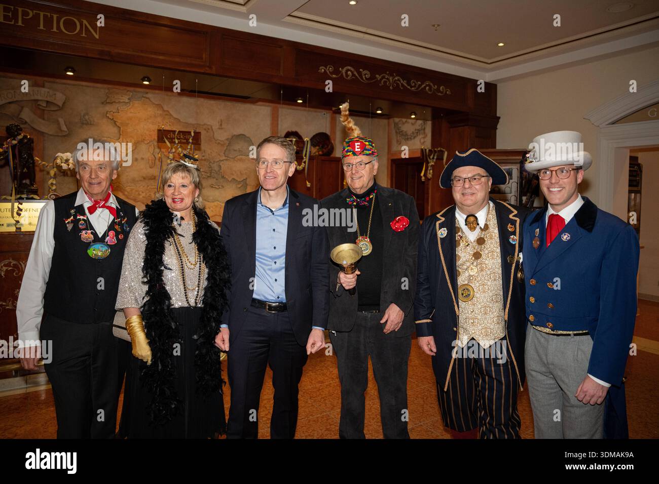Europa Park Rust, Goldene Narrenschelle, Preisverleihung 2026, Manuel Hagel, CDU Spitzenkandidat, Politiker auf Bühne, Ordensvergabe, Narrenkostüm, VSAN, Fastnacht, Fasnet, Publikum, Laudatio, Feier, Tradition, Politik und Brauchtum, Wahlkampf Baden Württemberg, Landtagswahl, politische Auszeichnung, Regionalpolitik, Symbolfoto Karneval und Politik, aktuelle Nachrichten, öffentliche Aufmerksamkeit, Daniel Günter, , Roland Mack, Rust Europa Park Baden-Württemberg Deutschland *** Europa Park Rust, Goldene Narrenschelle, Preisverleihung 2026, Manuel Hagel, CDU-Spitzenkandidat, Politiker auf der Bühne, Stockfoto