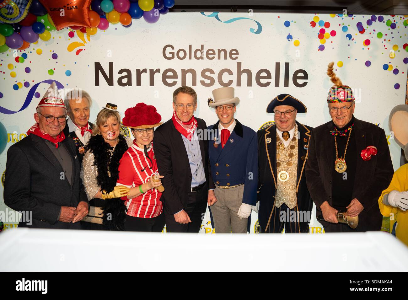 Europa Park Rust, Goldene Narrenschelle, Preisverleihung 2026, Manuel Hagel, CDU Spitzenkandidat, Politiker auf Bühne, Ordensvergabe, Narrenkostüm, VSAN, Fastnacht, Fasnet, Publikum, Laudatio, Feier, Tradition, Politik und Brauchtum, Wahlkampf Baden Württemberg, Landtagswahl, politische Auszeichnung, Regionalpolitik, Symbolfoto Karneval und Politik, aktuelle Nachrichten, öffentliche Aufmerksamkeit, Daniel Günter, , Roland Mack, Rust Europa Park Baden-Württemberg Deutschland *** Europa Park Rust, Goldene Narrenschelle, Preisverleihung 2026, Manuel Hagel, CDU-Spitzenkandidat, Politiker auf der Bühne, Stockfoto