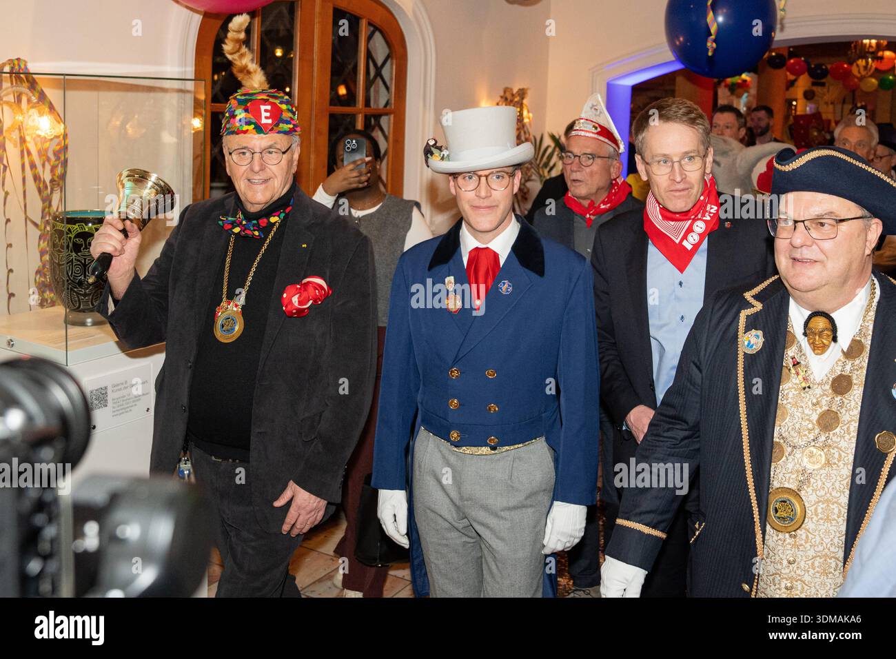Europa Park Rust, Goldene Narrenschelle, Preisverleihung 2026, Manuel Hagel, CDU Spitzenkandidat, Politiker auf Bühne, Ordensvergabe, Narrenkostüm, VSAN, Fastnacht, Fasnet, Publikum, Laudatio, Feier, Tradition, Politik und Brauchtum, Wahlkampf Baden Württemberg, Landtagswahl, politische Auszeichnung, Regionalpolitik, Symbolfoto Karneval und Politik, aktuelle Nachrichten, öffentliche Aufmerksamkeit, Daniel Günter, , Roland Mack, Rust Europa Park Baden-Württemberg Deutschland *** Europa Park Rust, Goldene Narrenschelle, Preisverleihung 2026, Manuel Hagel, CDU-Spitzenkandidat, Politiker auf der Bühne, Stockfoto