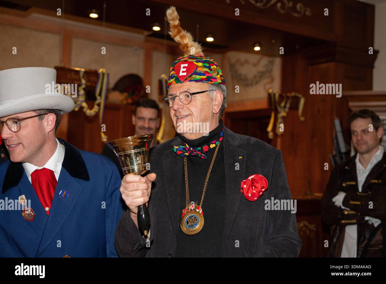 Europa Park Rust, Goldene Narrenschelle, Preisverleihung 2026, Manuel Hagel, CDU Spitzenkandidat, Politiker auf Bühne, Ordensvergabe, Narrenkostüm, VSAN, Fastnacht, Fasnet, Publikum, Laudatio, Feier, Tradition, Politik und Brauchtum, Wahlkampf Baden Württemberg, Landtagswahl, politische Auszeichnung, Regionalpolitik, Symbolfoto Karneval und Politik, aktuelle Nachrichten, öffentliche Aufmerksamkeit, Roland Mack, Rust Europa Park Baden-Württemberg Deutschland *** Europa Park Rust, Goldene Narrenschelle, Preisverleihung 2026, Manuel Hagel, CDU-Spitzenkandidat, Politiker auf der Bühne, Preisverleihung, Stockfoto
