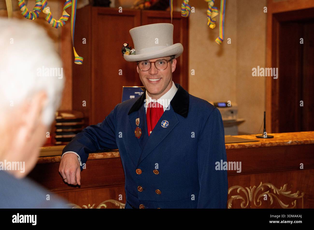 Europa Park Rust, Goldene Narrenschelle, Preisverleihung 2026, Manuel Hagel, CDU Spitzenkandidat, Politiker auf Bühne, Ordensvergabe, Narrenkostüm, VSAN, Fastnacht, Fasnet, Publikum, Laudatio, Feier, Tradition, Politik und Brauchtum, Wahlkampf Baden Württemberg, Landtagswahl, politische Auszeichnung, Regionalpolitik, Symbolfoto Karneval und Politik, aktuelle Nachrichten, öffentliche Aufmerksamkeit Rust Europa Park Baden-Württemberg Deutschland *** Europa Park Rust, Goldene Narrenschelle, Preisverleihung 2026, Manuel Hagel, CDU-Spitzenkandidat, Politiker auf der Bühne, Preisverleihung, Narrenkostüm Stockfoto