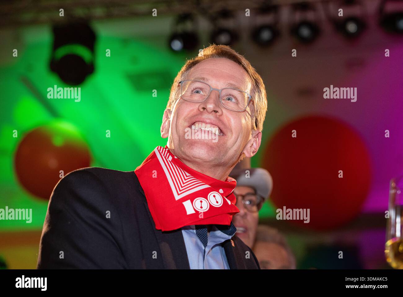 Europa Park Rust, Goldene Narrenschelle, Preisverleihung 2026, Manuel Hagel, CDU Spitzenkandidat, Politiker auf Bühne, Ordensvergabe, Narrenkostüm, VSAN, Fastnacht, Fasnet, Publikum, Laudatio, Feier, Tradition, Politik und Brauchtum, Wahlkampf Baden Württemberg, Landtagswahl, politische Auszeichnung, Regionalpolitik, Symbolfoto Karneval und Politik, aktuelle Nachrichten, öffentliche Aufmerksamkeit, Daniel Günter, Rust Europa Park Baden-Württemberg Deutschland *** Europa Park Rust, Goldene Narrenschelle, Preisverleihung 2026, Manuel Hagel, CDU-Spitzenkandidat, Politiker auf der Bühne, Preisverleihung Stockfoto