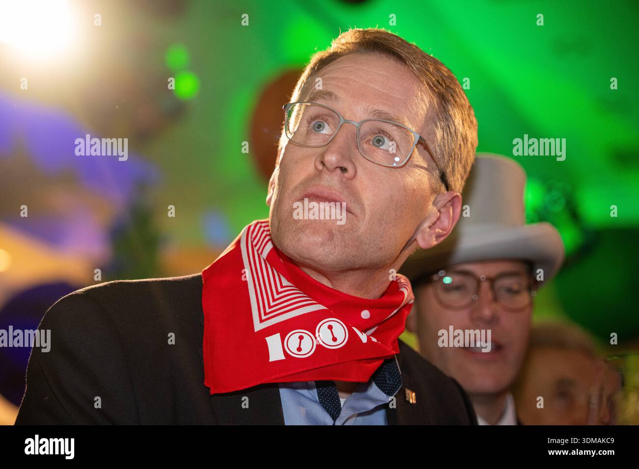 Europa Park Rust, Goldene Narrenschelle, Preisverleihung 2026, Manuel Hagel, CDU Spitzenkandidat, Politiker auf Bühne, Ordensvergabe, Narrenkostüm, VSAN, Fastnacht, Fasnet, Publikum, Laudatio, Feier, Tradition, Politik und Brauchtum, Wahlkampf Baden Württemberg, Landtagswahl, politische Auszeichnung, Regionalpolitik, Symbolfoto Karneval und Politik, aktuelle Nachrichten, öffentliche Aufmerksamkeit, Daniel Günter, Rust Europa Park Baden-Württemberg Deutschland *** Europa Park Rust, Goldene Narrenschelle, Preisverleihung 2026, Manuel Hagel, CDU-Spitzenkandidat, Politiker auf der Bühne, Preisverleihung Stockfoto