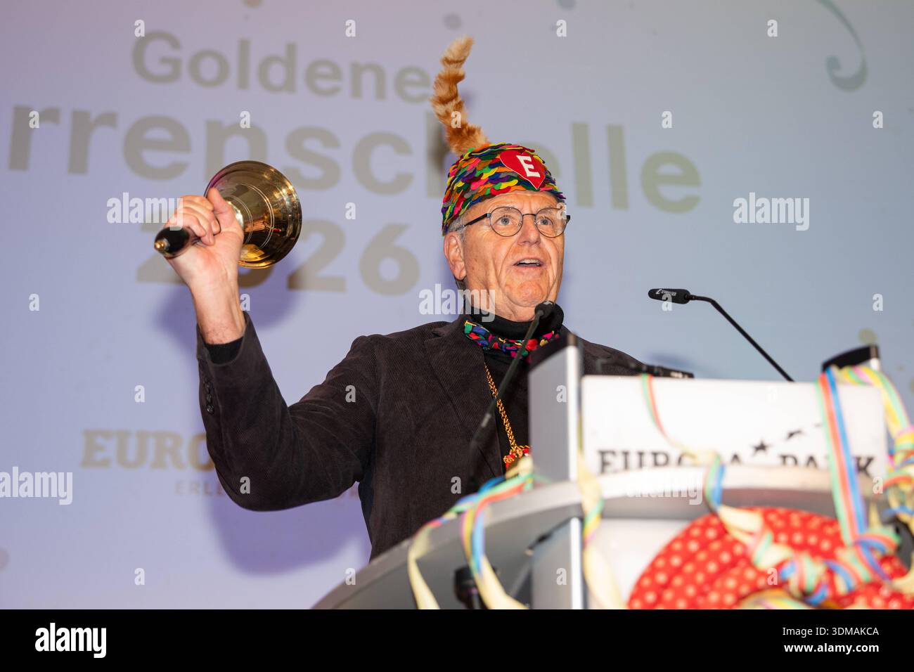 Europa Park Rust, Goldene Narrenschelle, Preisverleihung 2026, Manuel Hagel, CDU Spitzenkandidat, Politiker auf Bühne, Ordensvergabe, Narrenkostüm, VSAN, Fastnacht, Fasnet, Publikum, Laudatio, Feier, Tradition, Politik und Brauchtum, Wahlkampf Baden Württemberg, Landtagswahl, politische Auszeichnung, Regionalpolitik, Symbolfoto Karneval und Politik, aktuelle Nachrichten, öffentliche Aufmerksamkeit, Roland Mack, Rust Europa Park Baden-Württemberg Deutschland *** Europa Park Rust, Goldene Narrenschelle, Preisverleihung 2026, Manuel Hagel, CDU-Spitzenkandidat, Politiker auf der Bühne, Preisverleihung, Stockfoto