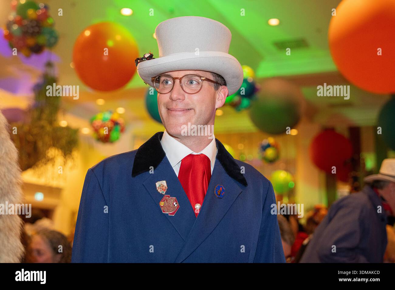 Europa Park Rust, Goldene Narrenschelle, Preisverleihung 2026, Manuel Hagel, CDU Spitzenkandidat, Politiker auf Bühne, Ordensvergabe, Narrenkostüm, VSAN, Fastnacht, Fasnet, Publikum, Laudatio, Feier, Tradition, Politik und Brauchtum, Wahlkampf Baden Württemberg, Landtagswahl, politische Auszeichnung, Regionalpolitik, Symbolfoto Karneval und Politik, aktuelle Nachrichten, öffentliche Aufmerksamkeit Rust Europa Park Baden-Württemberg Deutschland *** Europa Park Rust, Goldene Narrenschelle, Preisverleihung 2026, Manuel Hagel, CDU-Spitzenkandidat, Politiker auf der Bühne, Preisverleihung, Narrenkostüm Stockfoto