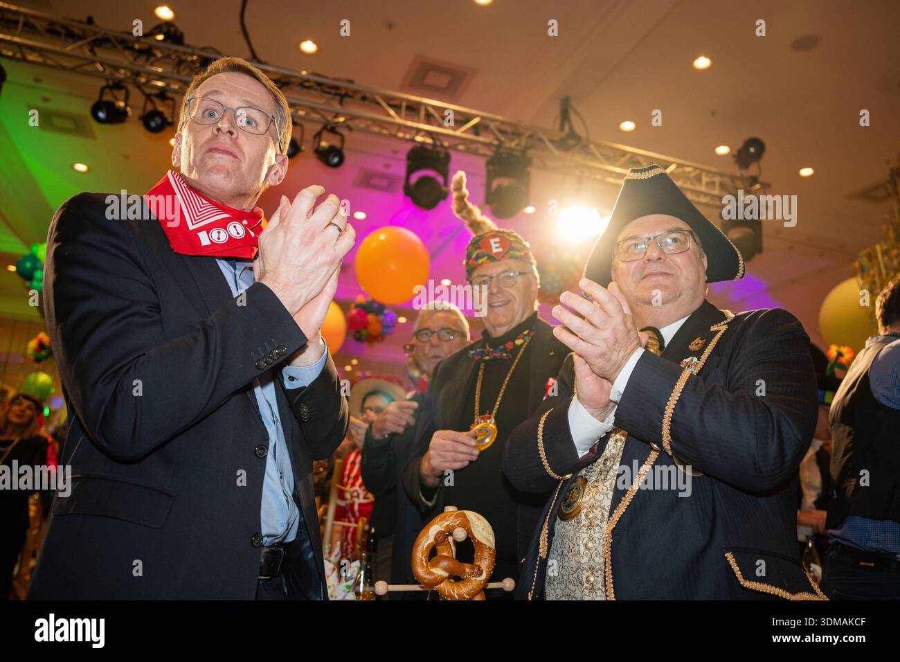 Europa Park Rust, Goldene Narrenschelle, Preisverleihung 2026, Manuel Hagel, CDU Spitzenkandidat, Politiker auf Bühne, Ordensvergabe, Narrenkostüm, VSAN, Fastnacht, Fasnet, Publikum, Laudatio, Feier, Tradition, Politik und Brauchtum, Wahlkampf Baden Württemberg, Landtagswahl, politische Auszeichnung, Regionalpolitik, Symbolfoto Karneval und Politik, aktuelle Nachrichten, öffentliche Aufmerksamkeit, Daniel Günter, , Roland Mack, Rust Europa Park Baden-Württemberg Deutschland *** Europa Park Rust, Goldene Narrenschelle, Preisverleihung 2026, Manuel Hagel, CDU-Spitzenkandidat, Politiker auf der Bühne, Stockfoto