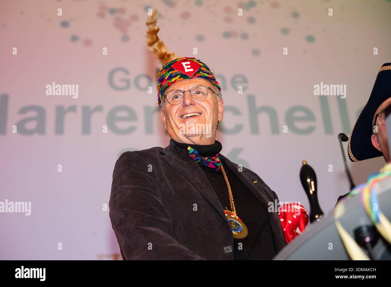 Europa Park Rust, Goldene Narrenschelle, Preisverleihung 2026, Manuel Hagel, CDU Spitzenkandidat, Politiker auf Bühne, Ordensvergabe, Narrenkostüm, VSAN, Fastnacht, Fasnet, Publikum, Laudatio, Feier, Tradition, Politik und Brauchtum, Wahlkampf Baden Württemberg, Landtagswahl, politische Auszeichnung, Regionalpolitik, Symbolfoto Karneval und Politik, aktuelle Nachrichten, öffentliche Aufmerksamkeit, Roland Mack, Rust Europa Park Baden-Württemberg Deutschland *** Europa Park Rust, Goldene Narrenschelle, Preisverleihung 2026, Manuel Hagel, CDU-Spitzenkandidat, Politiker auf der Bühne, Preisverleihung, Stockfoto