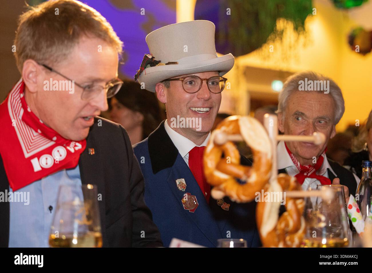 Europa Park Rust, Goldene Narrenschelle, Preisverleihung 2026, Manuel Hagel, CDU Spitzenkandidat, Politiker auf Bühne, Ordensvergabe, Narrenkostüm, VSAN, Fastnacht, Fasnet, Publikum, Laudatio, Feier, Tradition, Politik und Brauchtum, Wahlkampf Baden Württemberg, Landtagswahl, politische Auszeichnung, Regionalpolitik, Symbolfoto Karneval und Politik, aktuelle Nachrichten, öffentliche Aufmerksamkeit Rust Europa Park Baden-Württemberg Deutschland *** Europa Park Rust, Goldene Narrenschelle, Preisverleihung 2026, Manuel Hagel, CDU-Spitzenkandidat, Politiker auf der Bühne, Preisverleihung, Narrenkostüm Stockfoto