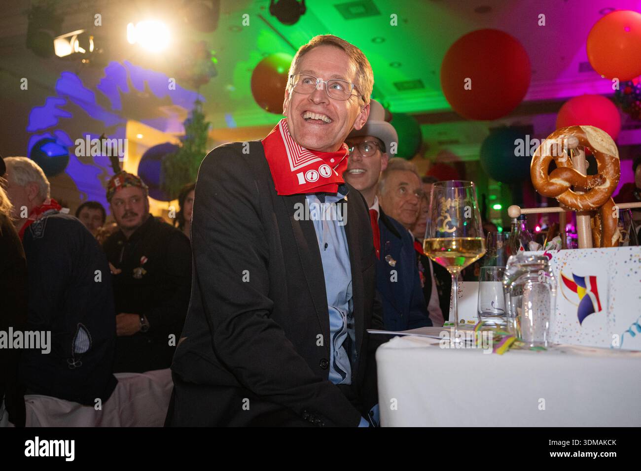 Europa Park Rust, Goldene Narrenschelle, Preisverleihung 2026, Manuel Hagel, CDU Spitzenkandidat, Politiker auf Bühne, Ordensvergabe, Narrenkostüm, VSAN, Fastnacht, Fasnet, Publikum, Laudatio, Feier, Tradition, Politik und Brauchtum, Wahlkampf Baden Württemberg, Landtagswahl, politische Auszeichnung, Regionalpolitik, Symbolfoto Karneval und Politik, aktuelle Nachrichten, öffentliche Aufmerksamkeit, Daniel Günter, Rust Europa Park Baden-Württemberg Deutschland *** Europa Park Rust, Goldene Narrenschelle, Preisverleihung 2026, Manuel Hagel, CDU-Spitzenkandidat, Politiker auf der Bühne, Preisverleihung Stockfoto