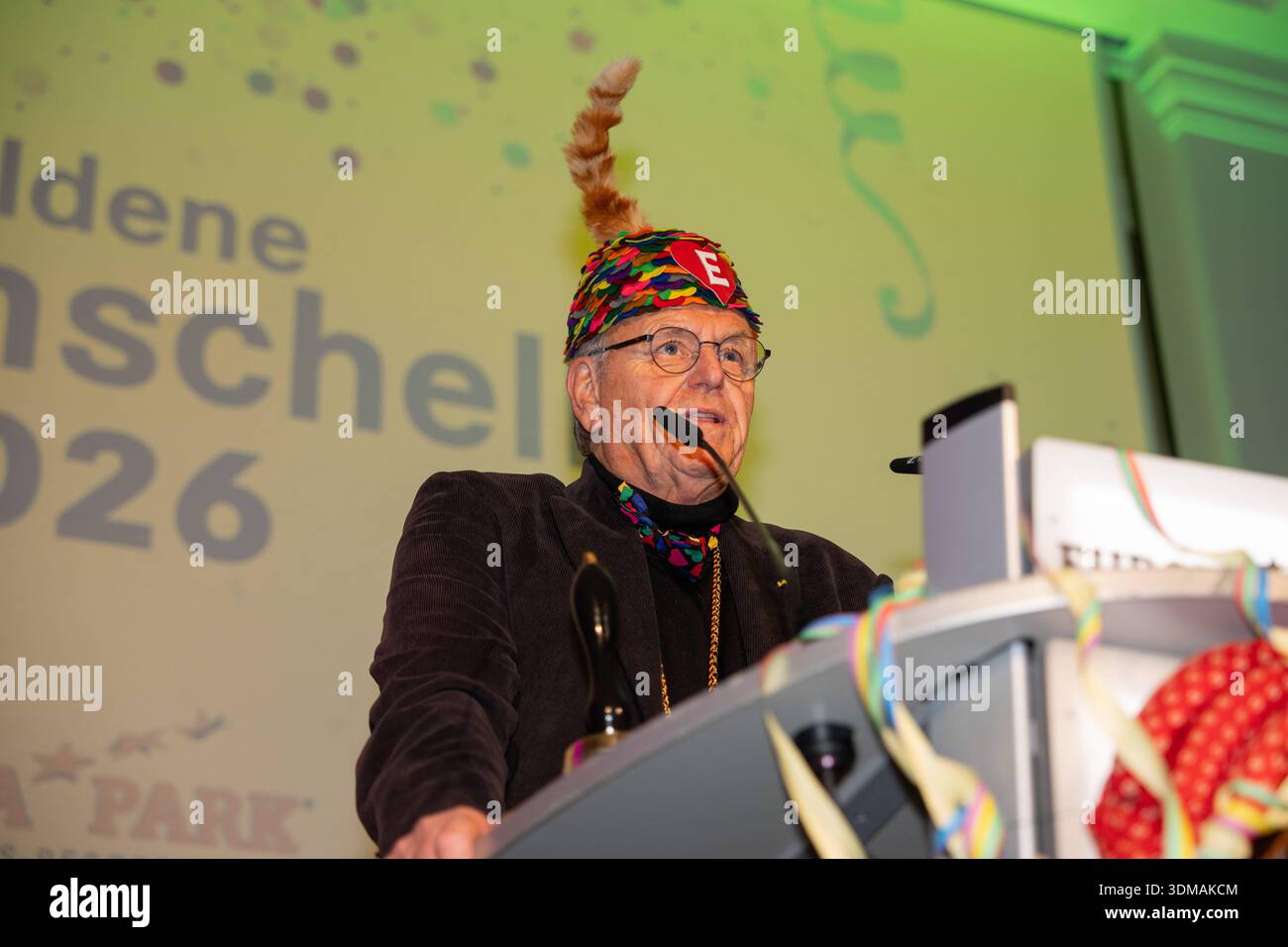 Europa Park Rust, Goldene Narrenschelle, Preisverleihung 2026, Manuel Hagel, CDU Spitzenkandidat, Politiker auf Bühne, Ordensvergabe, Narrenkostüm, VSAN, Fastnacht, Fasnet, Publikum, Laudatio, Feier, Tradition, Politik und Brauchtum, Wahlkampf Baden Württemberg, Landtagswahl, politische Auszeichnung, Regionalpolitik, Symbolfoto Karneval und Politik, aktuelle Nachrichten, öffentliche Aufmerksamkeit, Roland Mack, Rust Europa Park Baden-Württemberg Deutschland *** Europa Park Rust, Goldene Narrenschelle, Preisverleihung 2026, Manuel Hagel, CDU-Spitzenkandidat, Politiker auf der Bühne, Preisverleihung, Stockfoto