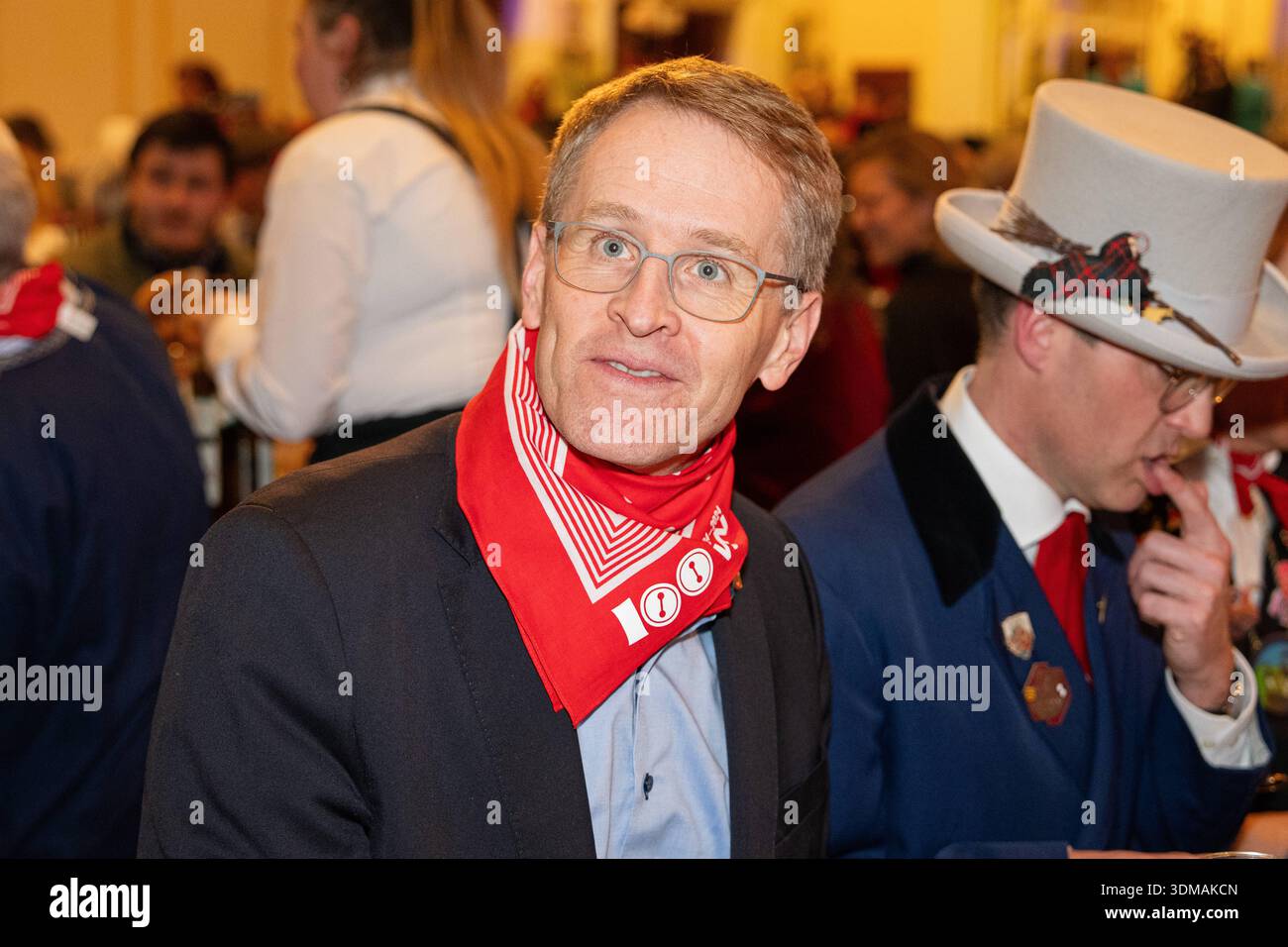 Europa Park Rust, Goldene Narrenschelle, Preisverleihung 2026, Manuel Hagel, CDU Spitzenkandidat, Politiker auf Bühne, Ordensvergabe, Narrenkostüm, VSAN, Fastnacht, Fasnet, Publikum, Laudatio, Feier, Tradition, Politik und Brauchtum, Wahlkampf Baden Württemberg, Landtagswahl, politische Auszeichnung, Regionalpolitik, Symbolfoto Karneval und Politik, aktuelle Nachrichten, öffentliche Aufmerksamkeit, Daniel Günter, Rust Europa Park Baden-Württemberg Deutschland *** Europa Park Rust, Goldene Narrenschelle, Preisverleihung 2026, Manuel Hagel, CDU-Spitzenkandidat, Politiker auf der Bühne, Preisverleihung Stockfoto