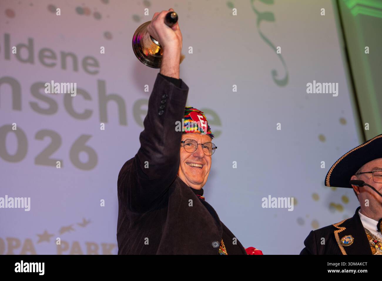 Europa Park Rust, Goldene Narrenschelle, Preisverleihung 2026, Manuel Hagel, CDU Spitzenkandidat, Politiker auf Bühne, Ordensvergabe, Narrenkostüm, VSAN, Fastnacht, Fasnet, Publikum, Laudatio, Feier, Tradition, Politik und Brauchtum, Wahlkampf Baden Württemberg, Landtagswahl, politische Auszeichnung, Regionalpolitik, Symbolfoto Karneval und Politik, aktuelle Nachrichten, öffentliche Aufmerksamkeit, Roland Mack, Rust Europa Park Baden-Württemberg Deutschland *** Europa Park Rust, Goldene Narrenschelle, Preisverleihung 2026, Manuel Hagel, CDU-Spitzenkandidat, Politiker auf der Bühne, Preisverleihung, Stockfoto