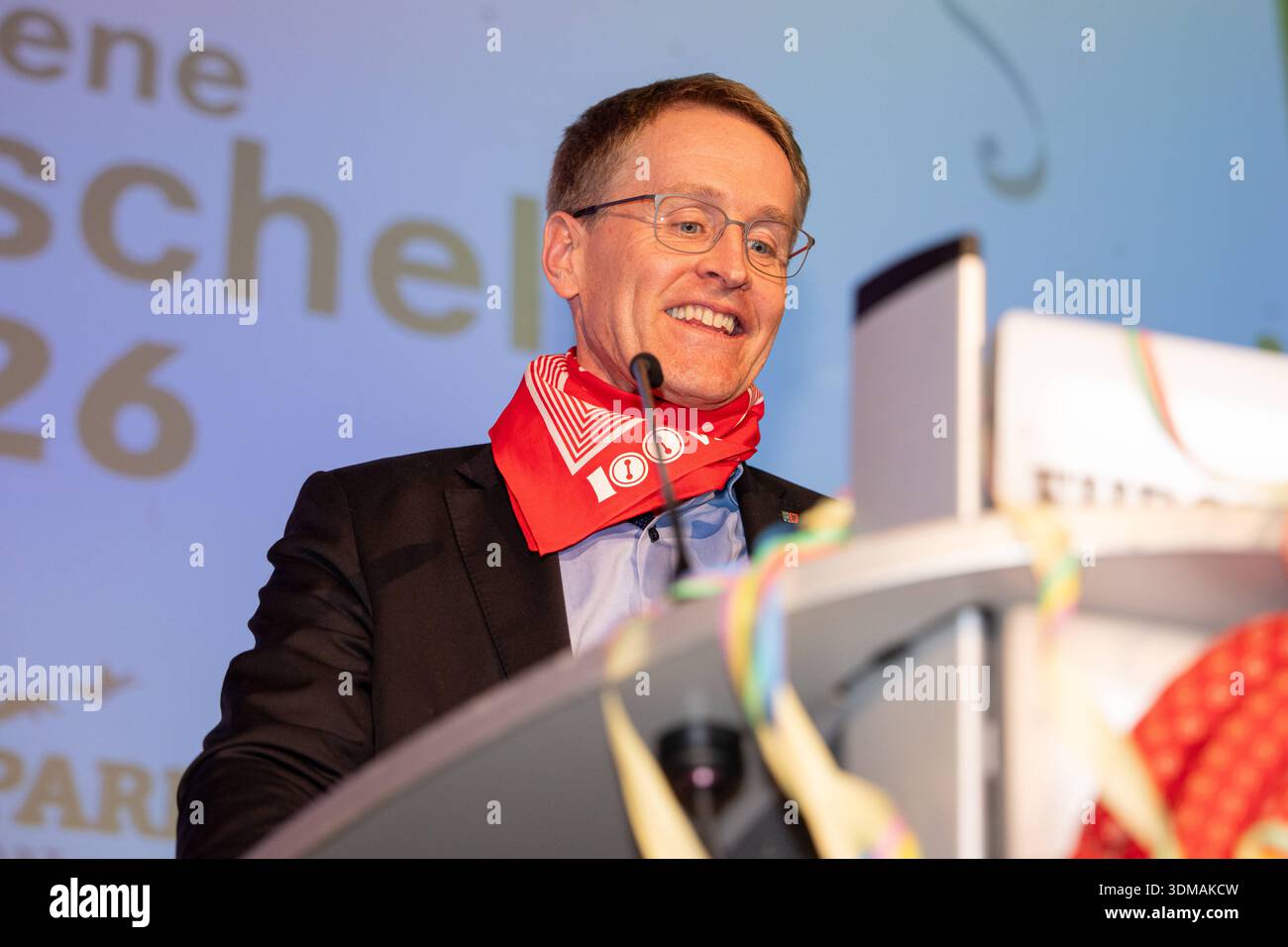 Europa Park Rust, Goldene Narrenschelle, Preisverleihung 2026, Manuel Hagel, CDU Spitzenkandidat, Politiker auf Bühne, Ordensvergabe, Narrenkostüm, VSAN, Fastnacht, Fasnet, Publikum, Laudatio, Feier, Tradition, Politik und Brauchtum, Wahlkampf Baden Württemberg, Landtagswahl, politische Auszeichnung, Regionalpolitik, Symbolfoto Karneval und Politik, aktuelle Nachrichten, öffentliche Aufmerksamkeit, Daniel Günter, Rust Europa Park Baden-Württemberg Deutschland *** Europa Park Rust, Goldene Narrenschelle, Preisverleihung 2026, Manuel Hagel, CDU-Spitzenkandidat, Politiker auf der Bühne, Preisverleihung Stockfoto