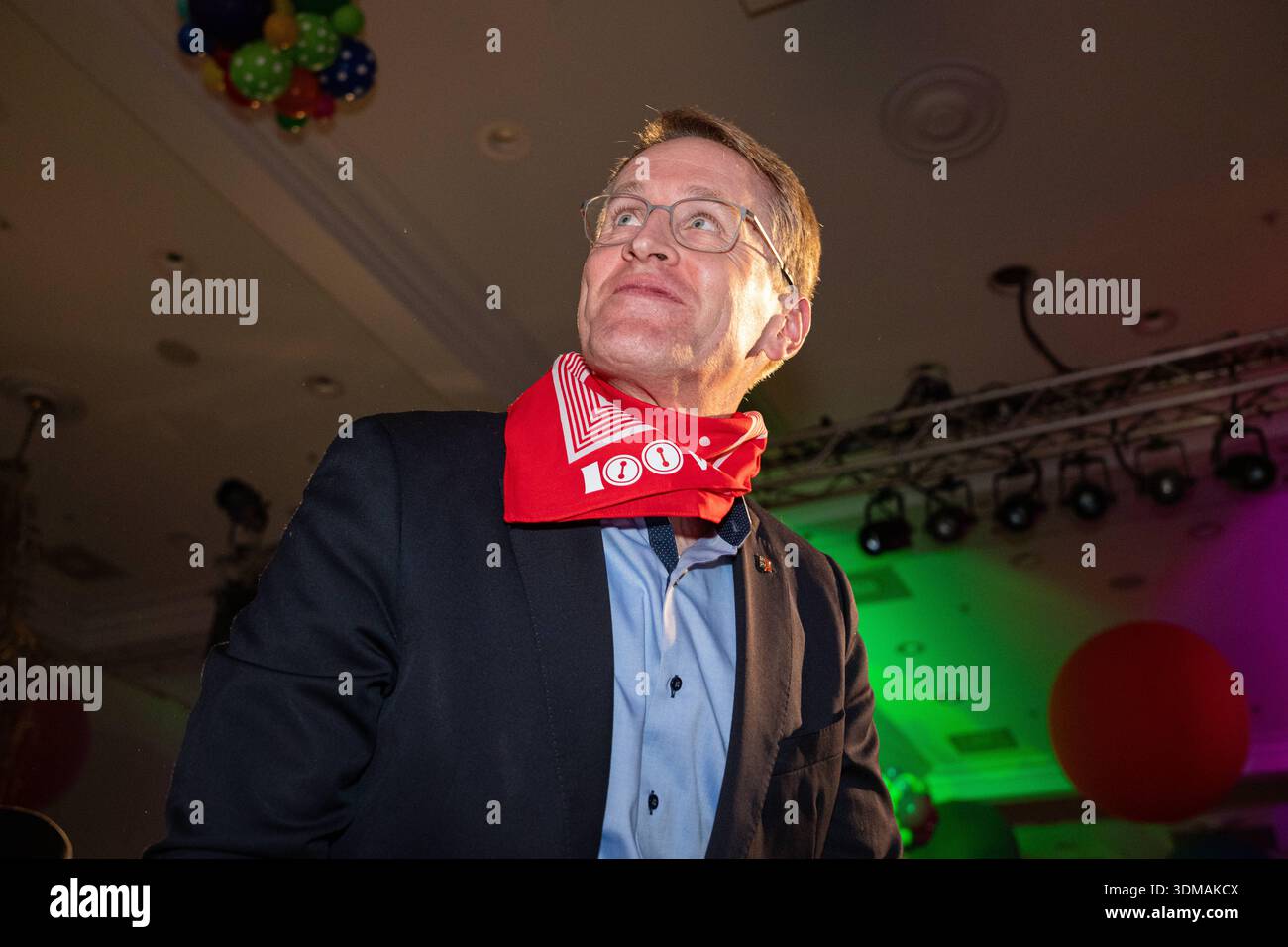 Europa Park Rust, Goldene Narrenschelle, Preisverleihung 2026, Manuel Hagel, CDU Spitzenkandidat, Politiker auf Bühne, Ordensvergabe, Narrenkostüm, VSAN, Fastnacht, Fasnet, Publikum, Laudatio, Feier, Tradition, Politik und Brauchtum, Wahlkampf Baden Württemberg, Landtagswahl, politische Auszeichnung, Regionalpolitik, Symbolfoto Karneval und Politik, aktuelle Nachrichten, öffentliche Aufmerksamkeit, Daniel Günter, Rust Europa Park Baden-Württemberg Deutschland *** Europa Park Rust, Goldene Narrenschelle, Preisverleihung 2026, Manuel Hagel, CDU-Spitzenkandidat, Politiker auf der Bühne, Preisverleihung Stockfoto