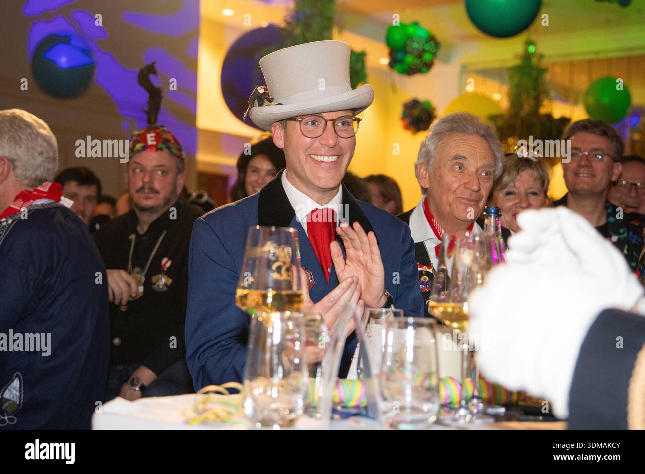 Europa Park Rust, Goldene Narrenschelle, Preisverleihung 2026, Manuel Hagel, CDU Spitzenkandidat, Politiker auf Bühne, Ordensvergabe, Narrenkostüm, VSAN, Fastnacht, Fasnet, Publikum, Laudatio, Feier, Tradition, Politik und Brauchtum, Wahlkampf Baden Württemberg, Landtagswahl, politische Auszeichnung, Regionalpolitik, Symbolfoto Karneval und Politik, aktuelle Nachrichten, öffentliche Aufmerksamkeit Rust Europa Park Baden-Württemberg Deutschland *** Europa Park Rust, Goldene Narrenschelle, Preisverleihung 2026, Manuel Hagel, CDU-Spitzenkandidat, Politiker auf der Bühne, Preisverleihung, Narrenkostüm Stockfoto