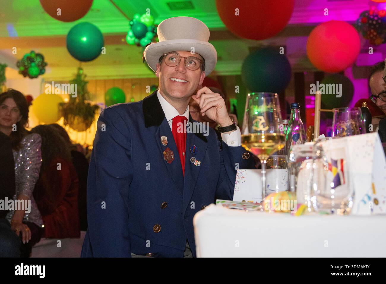 Europa Park Rust, Goldene Narrenschelle, Preisverleihung 2026, Manuel Hagel, CDU Spitzenkandidat, Politiker auf Bühne, Ordensvergabe, Narrenkostüm, VSAN, Fastnacht, Fasnet, Publikum, Laudatio, Feier, Tradition, Politik und Brauchtum, Wahlkampf Baden Württemberg, Landtagswahl, politische Auszeichnung, Regionalpolitik, Symbolfoto Karneval und Politik, aktuelle Nachrichten, öffentliche Aufmerksamkeit Rust Europa Park Baden-Württemberg Deutschland *** Europa Park Rust, Goldene Narrenschelle, Preisverleihung 2026, Manuel Hagel, CDU-Spitzenkandidat, Politiker auf der Bühne, Preisverleihung, Narrenkostüm Stockfoto