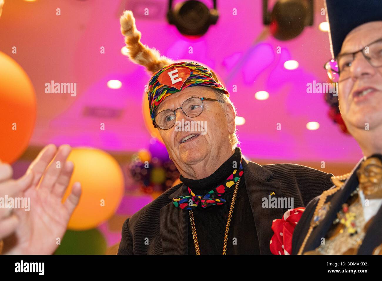 Europa Park Rust, Goldene Narrenschelle, Preisverleihung 2026, Manuel Hagel, CDU Spitzenkandidat, Politiker auf Bühne, Ordensvergabe, Narrenkostüm, VSAN, Fastnacht, Fasnet, Publikum, Laudatio, Feier, Tradition, Politik und Brauchtum, Wahlkampf Baden Württemberg, Landtagswahl, politische Auszeichnung, Regionalpolitik, Symbolfoto Karneval und Politik, aktuelle Nachrichten, öffentliche Aufmerksamkeit, Roland Mack, Rust Europa Park Baden-Württemberg Deutschland *** Europa Park Rust, Goldene Narrenschelle, Preisverleihung 2026, Manuel Hagel, CDU-Spitzenkandidat, Politiker auf der Bühne, Preisverleihung, Stockfoto