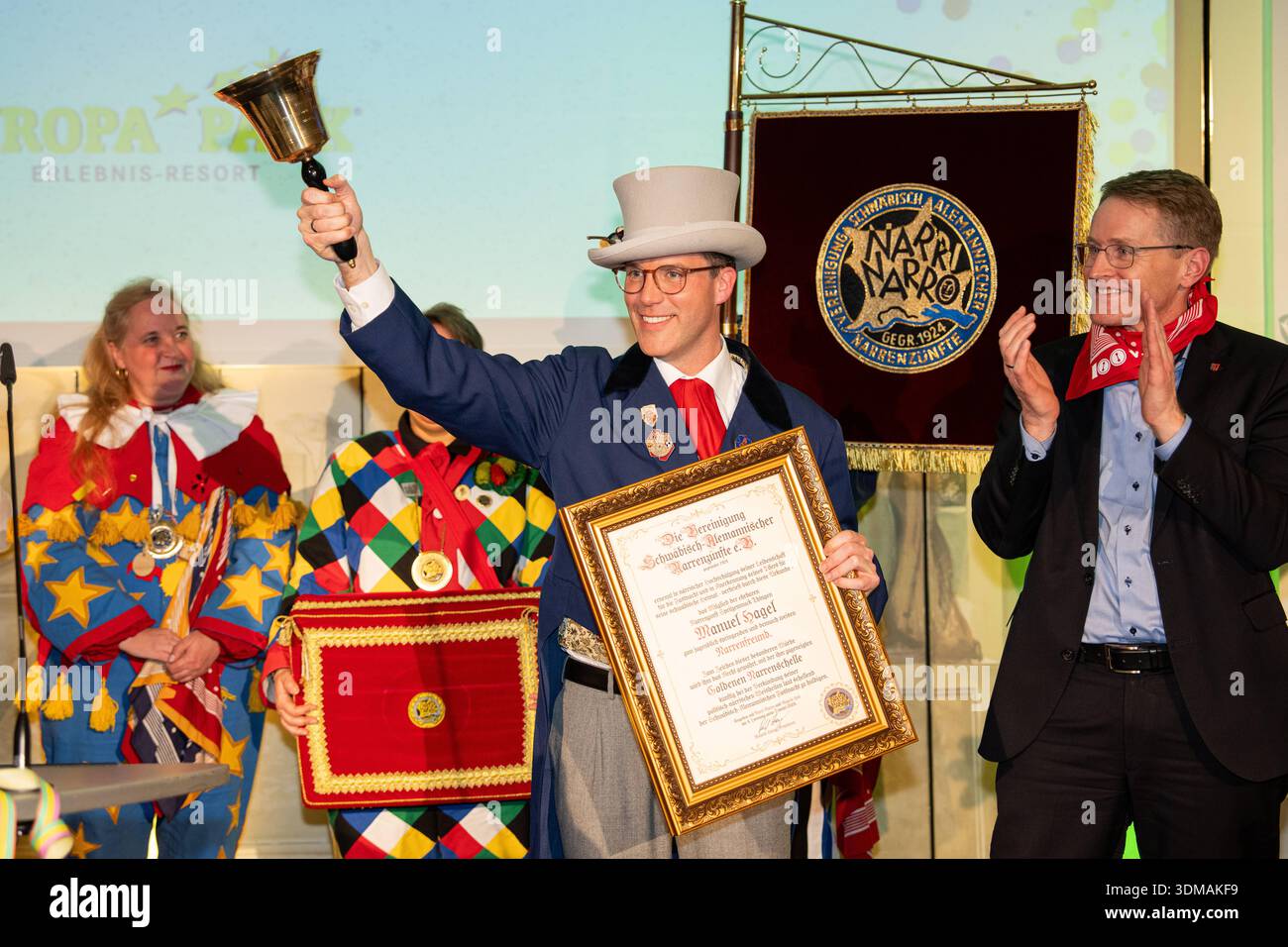 Europa Park Rust, Goldene Narrenschelle, Preisverleihung 2026, Manuel Hagel, CDU Spitzenkandidat, Politiker auf Bühne, Ordensvergabe, Narrenkostüm, VSAN, Fastnacht, Fasnet, Publikum, Laudatio, Feier, Tradition, Politik und Brauchtum, Wahlkampf Baden Württemberg, Landtagswahl, politische Auszeichnung, Regionalpolitik, Symbolfoto Karneval und Politik, aktuelle Nachrichten, öffentliche Aufmerksamkeit Rust Europa Park Baden-Württemberg Deutschland *** Europa Park Rust, Goldene Narrenschelle, Preisverleihung 2026, Manuel Hagel, CDU-Spitzenkandidat, Politiker auf der Bühne, Preisverleihung, Narrenkostüm Stockfoto