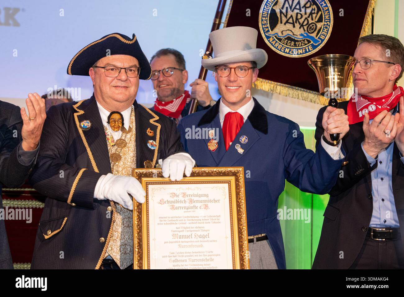 Europa Park Rust, Goldene Narrenschelle, Preisverleihung 2026, Manuel Hagel, CDU Spitzenkandidat, Politiker auf Bühne, Ordensvergabe, Narrenkostüm, VSAN, Fastnacht, Fasnet, Publikum, Laudatio, Feier, Tradition, Politik und Brauchtum, Wahlkampf Baden Württemberg, Landtagswahl, politische Auszeichnung, Regionalpolitik, Symbolfoto Karneval und Politik, aktuelle Nachrichten, öffentliche Aufmerksamkeit, Daniel Günter, , Roland Mack, Rust Europa Park Baden-Württemberg Deutschland *** Europa Park Rust, Goldene Narrenschelle, Preisverleihung 2026, Manuel Hagel, CDU-Spitzenkandidat, Politiker auf der Bühne, Stockfoto