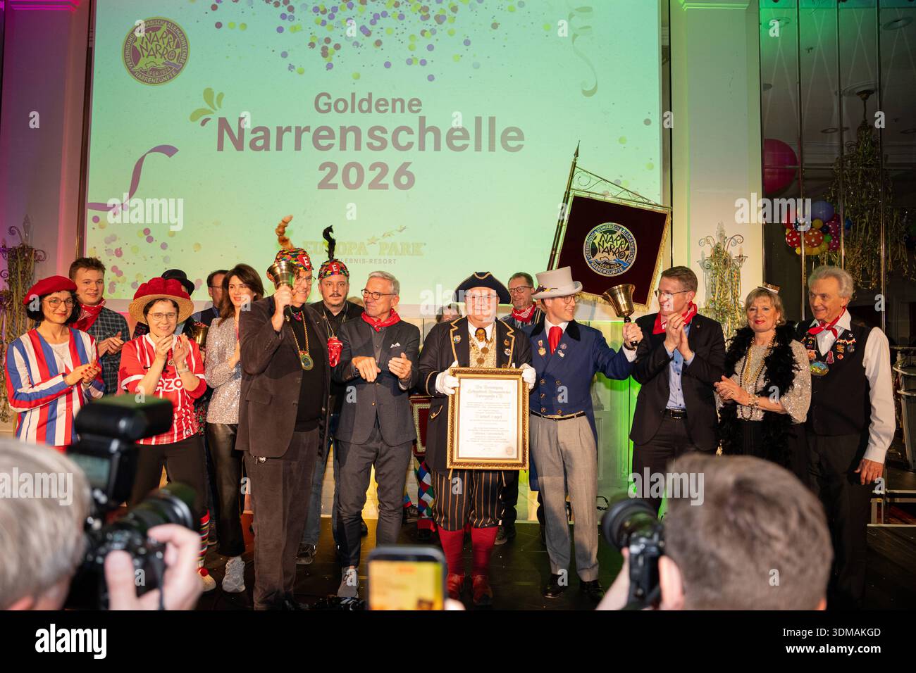 Europa Park Rust, Goldene Narrenschelle, Preisverleihung 2026, Manuel Hagel, CDU Spitzenkandidat, Politiker auf Bühne, Ordensvergabe, Narrenkostüm, VSAN, Fastnacht, Fasnet, Publikum, Laudatio, Feier, Tradition, Politik und Brauchtum, Wahlkampf Baden Württemberg, Landtagswahl, politische Auszeichnung, Regionalpolitik, Symbolfoto Karneval und Politik, aktuelle Nachrichten, öffentliche Aufmerksamkeit, Daniel Günter, , Roland Mack, Rust Europa Park Baden-Württemberg Deutschland *** Europa Park Rust, Goldene Narrenschelle, Preisverleihung 2026, Manuel Hagel, CDU-Spitzenkandidat, Politiker auf der Bühne, Stockfoto