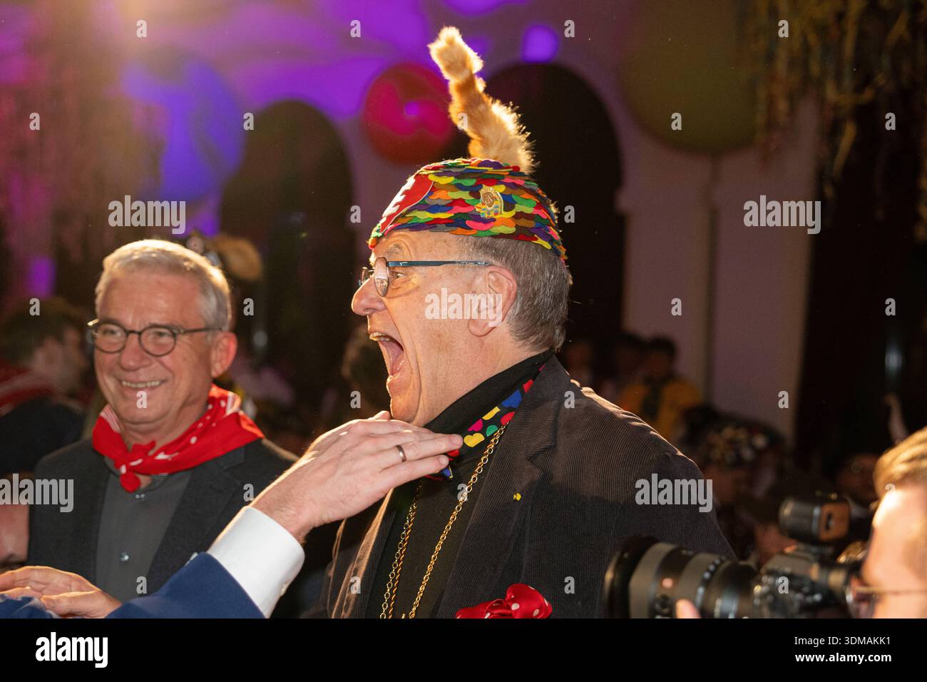 Europa Park Rust, Goldene Narrenschelle, Preisverleihung 2026, Manuel Hagel, CDU Spitzenkandidat, Politiker auf Bühne, Ordensvergabe, Narrenkostüm, VSAN, Fastnacht, Fasnet, Publikum, Laudatio, Feier, Tradition, Politik und Brauchtum, Wahlkampf Baden Württemberg, Landtagswahl, politische Auszeichnung, Regionalpolitik, Symbolfoto Karneval und Politik, aktuelle Nachrichten, öffentliche Aufmerksamkeit, Roland Mack, Rust Europa Park Baden-Württemberg Deutschland *** Europa Park Rust, Goldene Narrenschelle, Preisverleihung 2026, Manuel Hagel, CDU-Spitzenkandidat, Politiker auf der Bühne, Preisverleihung, Stockfoto